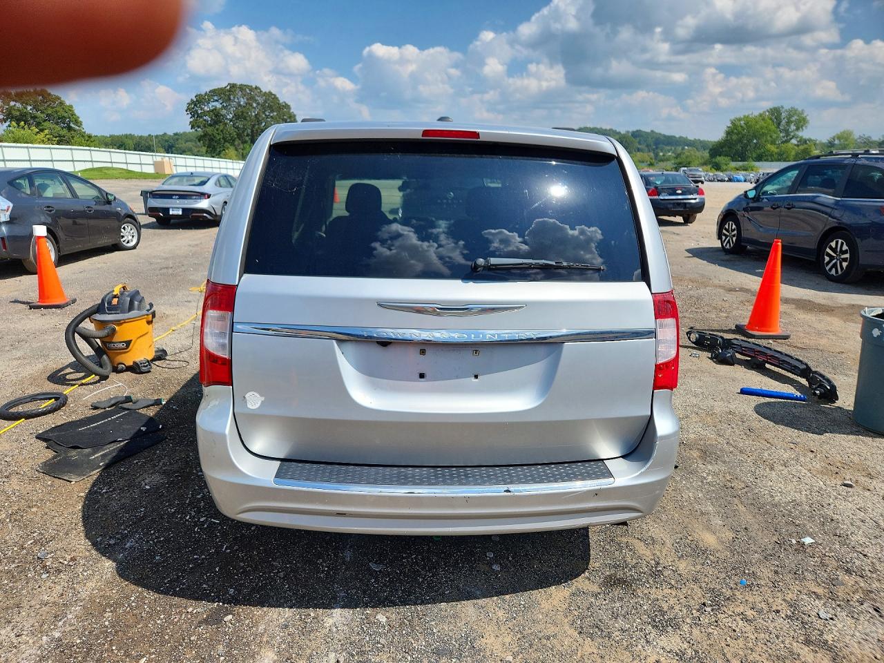 2011 Chrysler Town & Country Touring Silver vin: 2A4RR5DG0BR607889