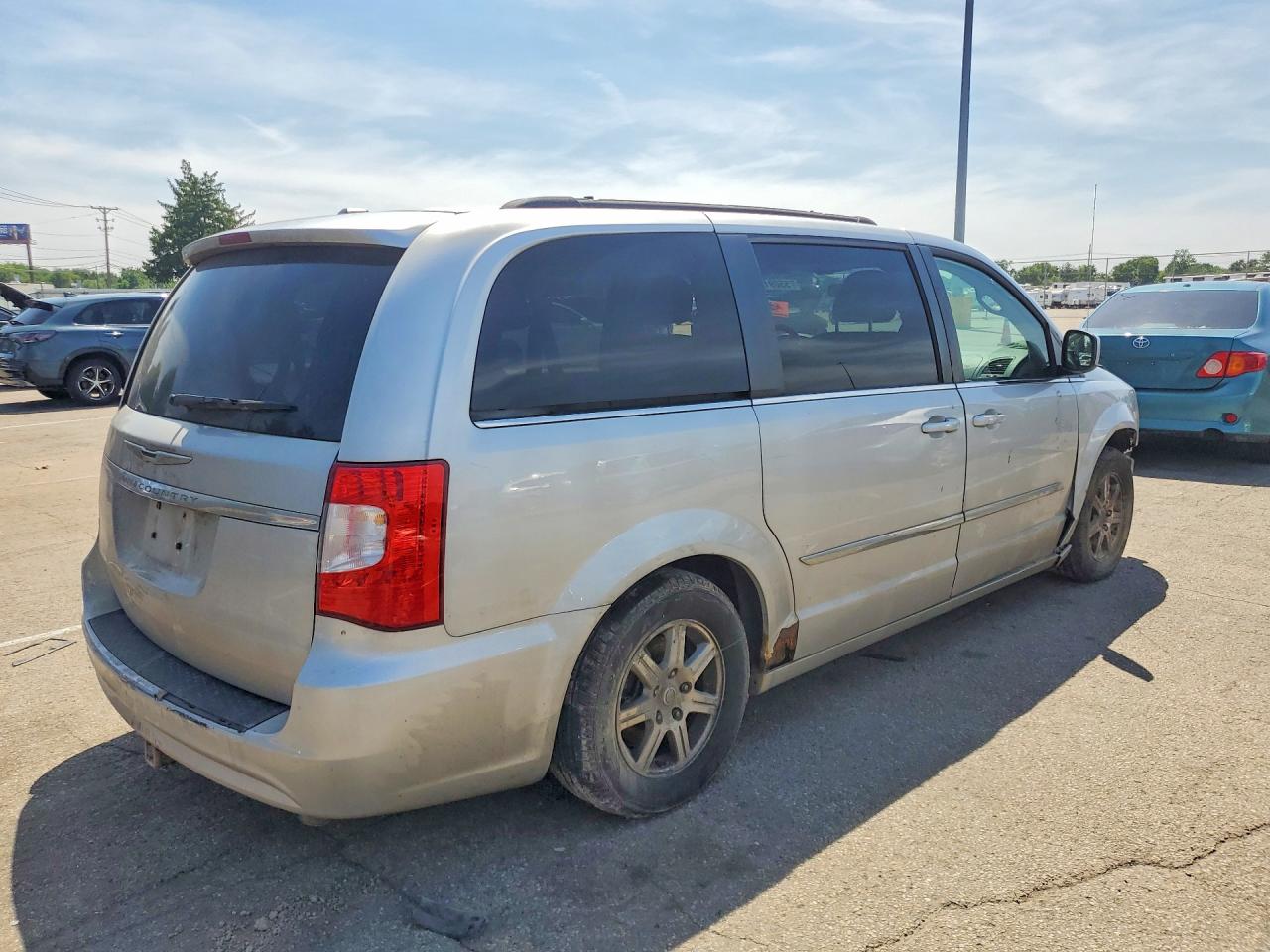 2011 Chrysler Town & Country Touring Silver vin: 2A4RR5DG0BR623557