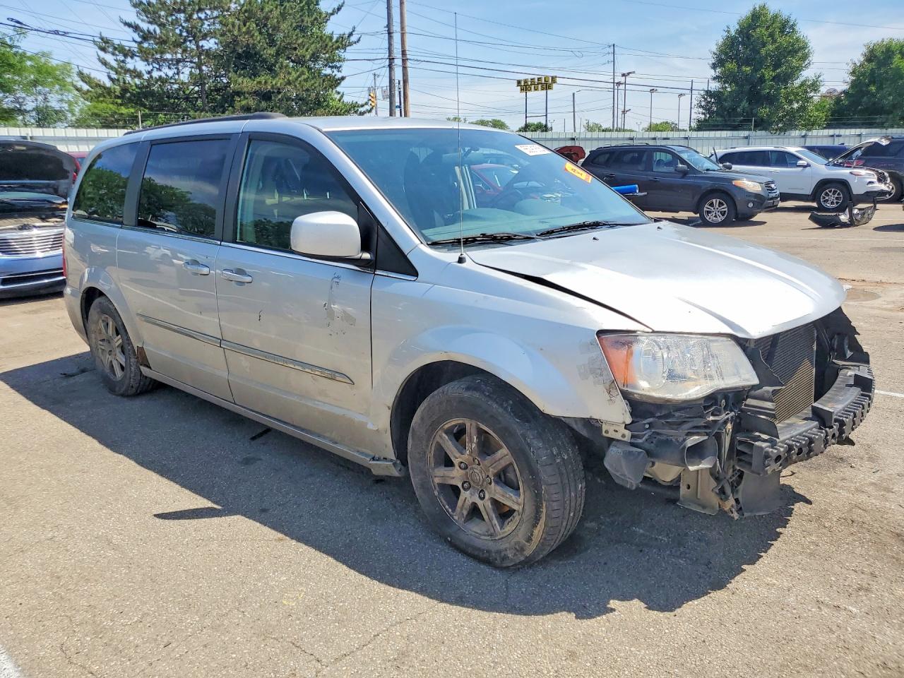 2011 Chrysler Town & Country Touring Silver vin: 2A4RR5DG0BR623557