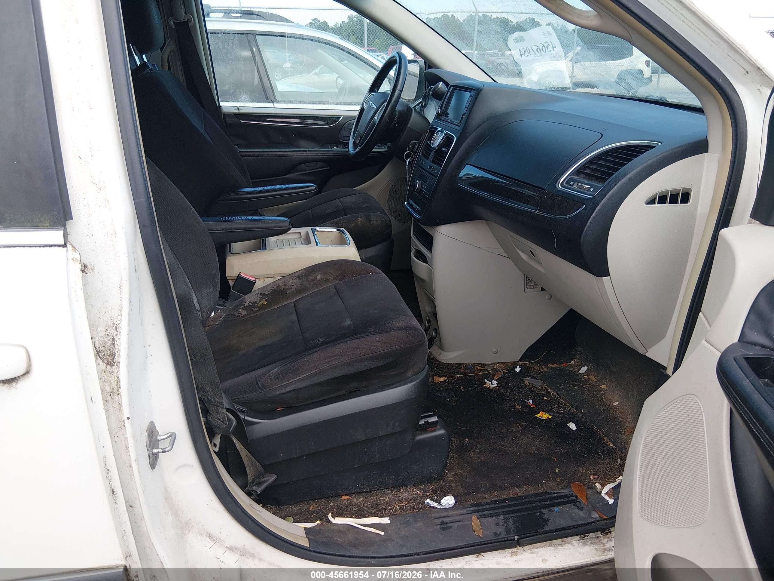 2011 Chrysler Town & Country Touring White vin: 2A4RR5DG0BR658065
