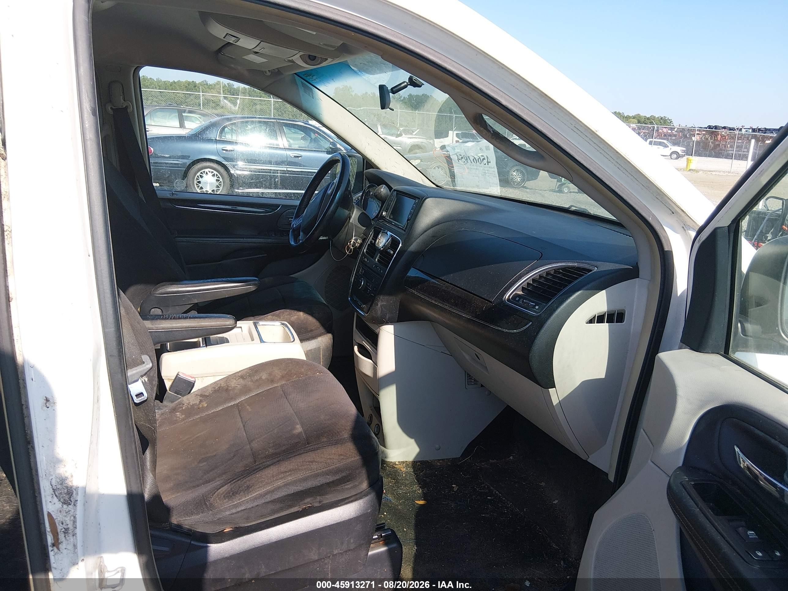 2011 Chrysler Town & Country Touring White vin: 2A4RR5DG0BR658065