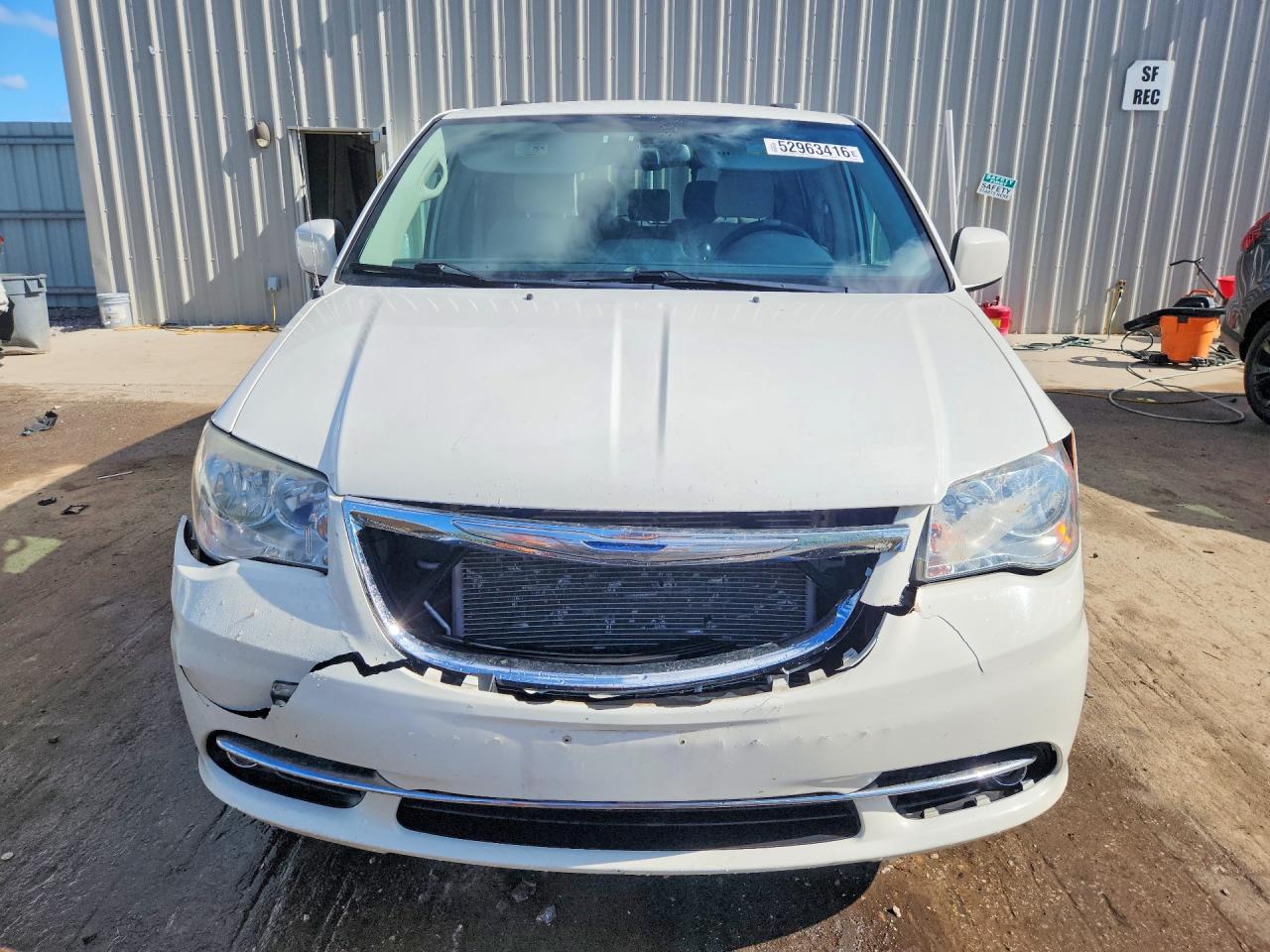 2011 Chrysler Town & Country Touring White vin: 2A4RR5DG0BR712612
