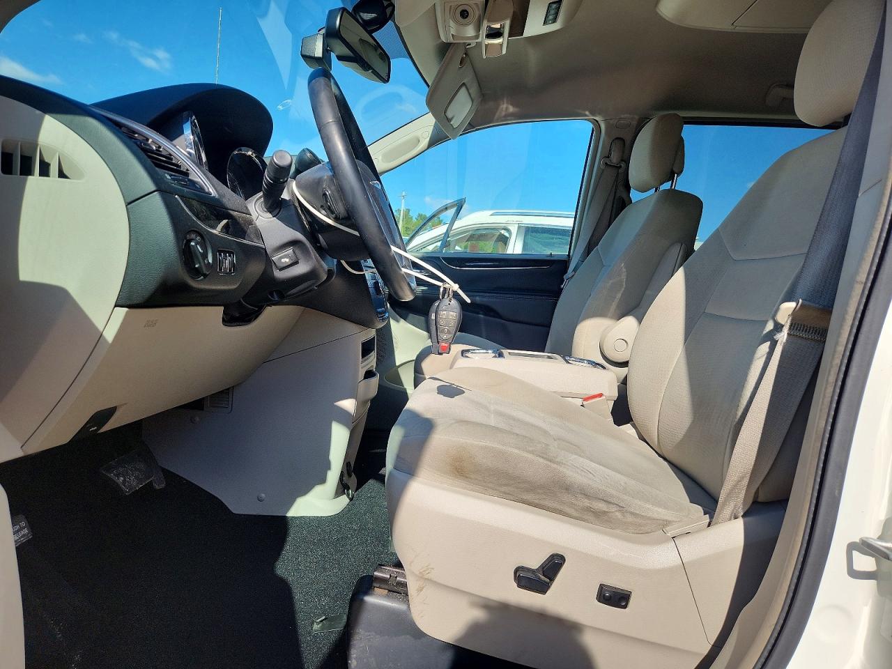 2011 Chrysler Town & Country Touring White vin: 2A4RR5DG0BR712612