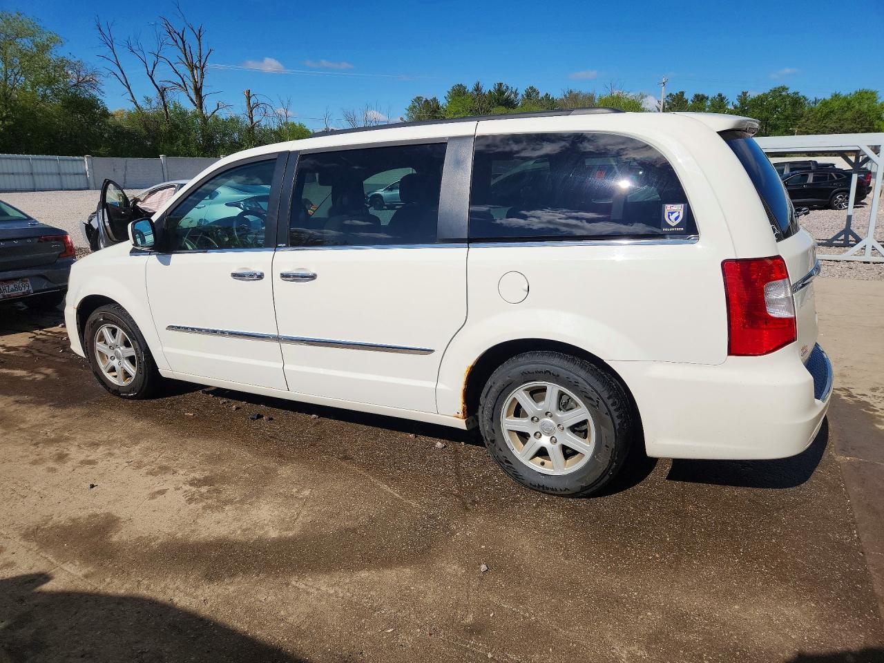 2011 Chrysler Town & Country Touring White vin: 2A4RR5DG0BR712612
