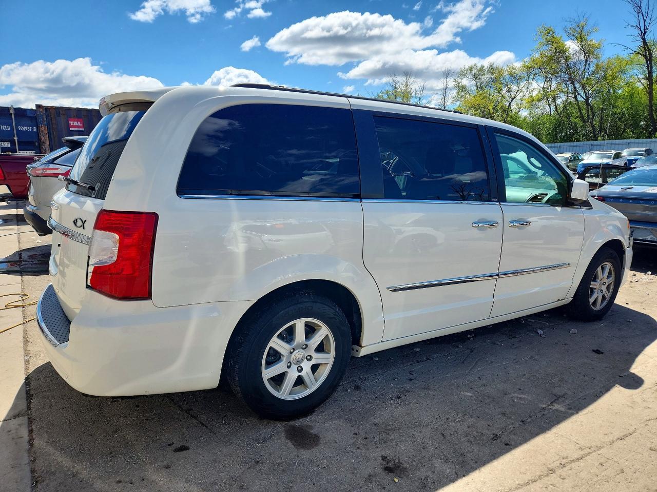 2011 Chrysler Town & Country Touring White vin: 2A4RR5DG0BR712612