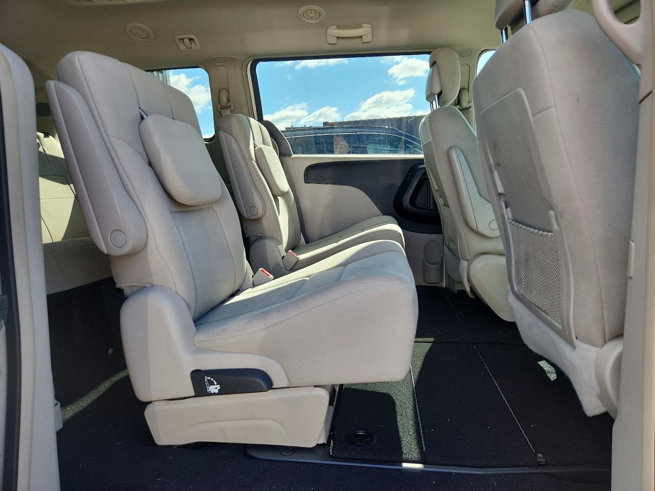 2011 Chrysler Town & Country Touring White vin: 2A4RR5DG0BR712612