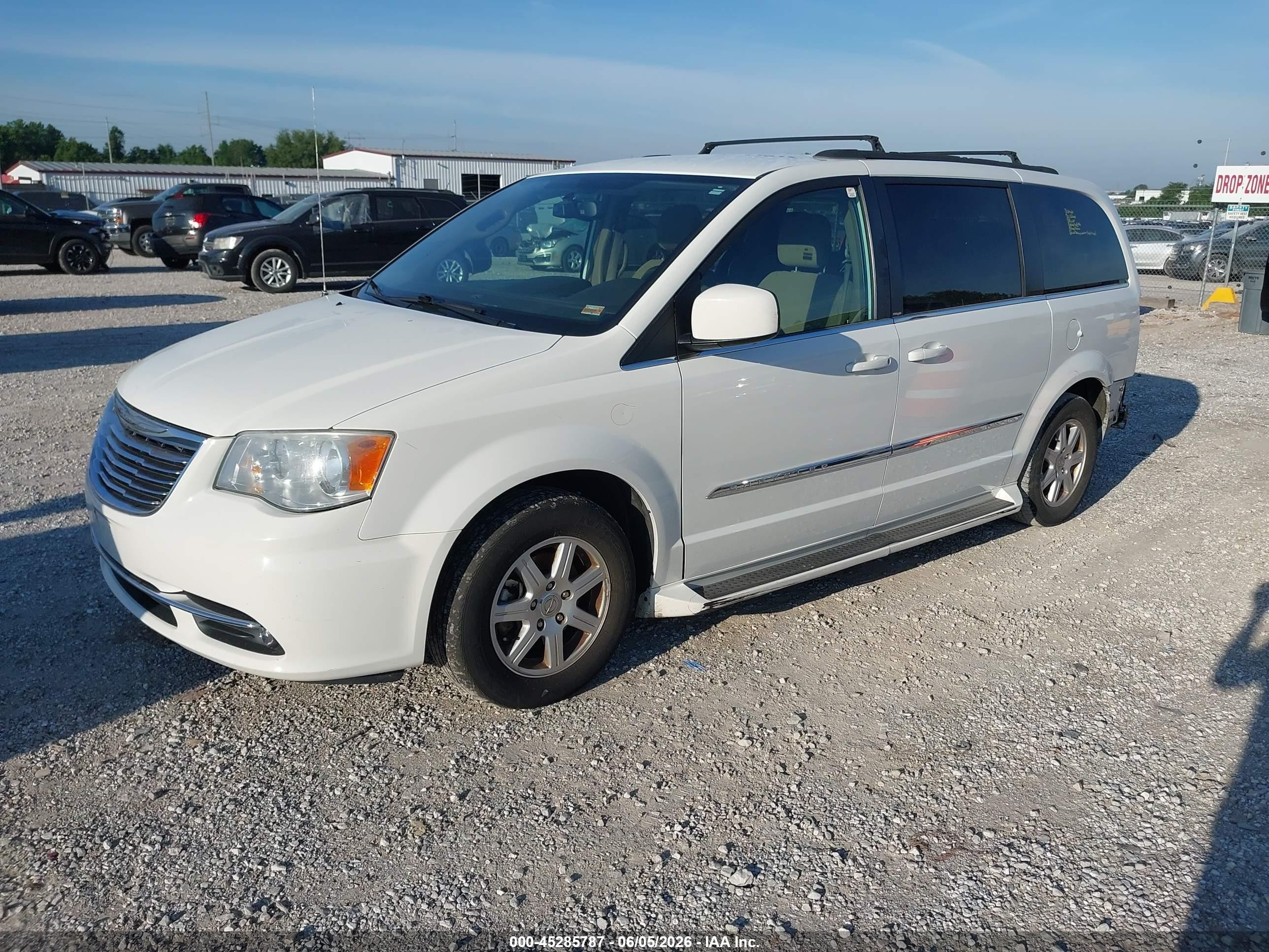 2011 Chrysler Town & Country Touring White vin: 2A4RR5DG1BR682049