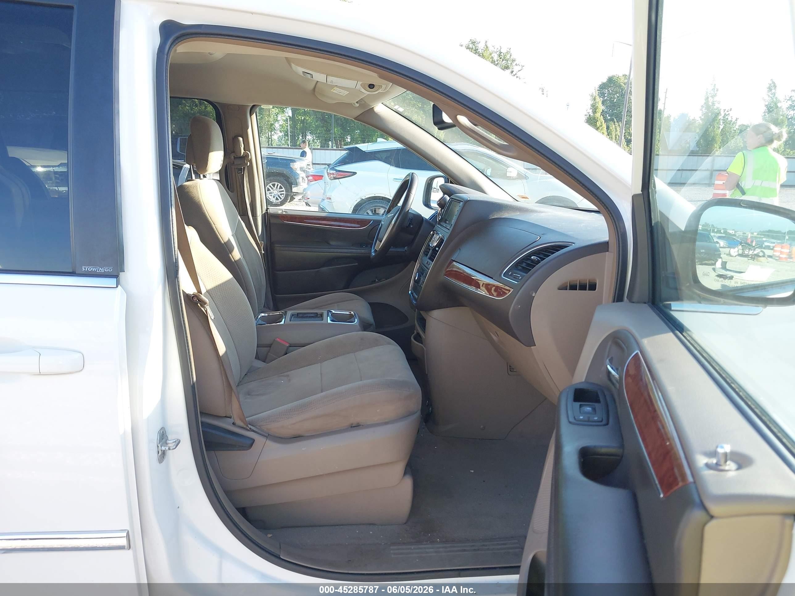 2011 Chrysler Town & Country Touring White vin: 2A4RR5DG1BR682049