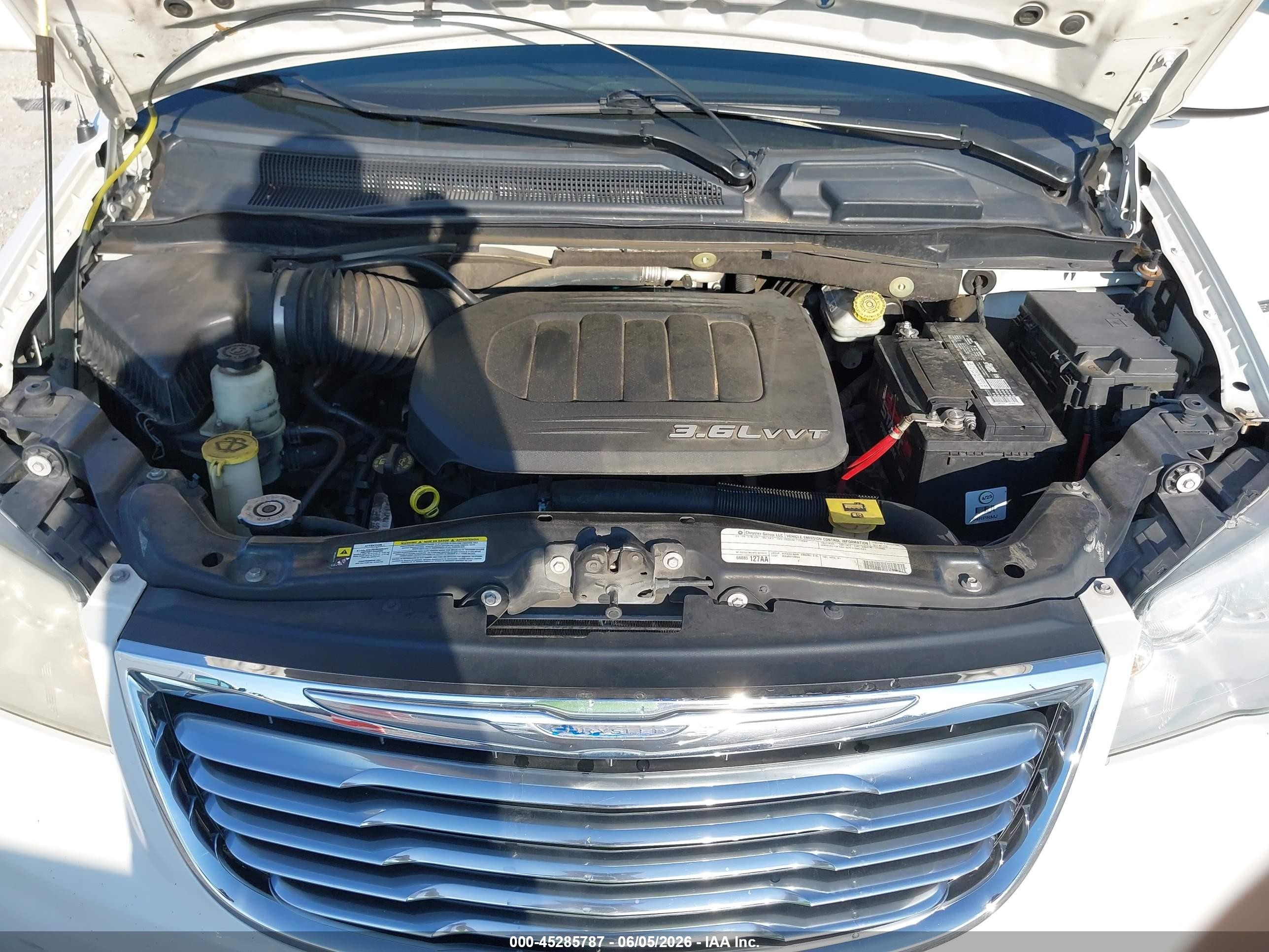 2011 Chrysler Town & Country Touring White vin: 2A4RR5DG1BR682049