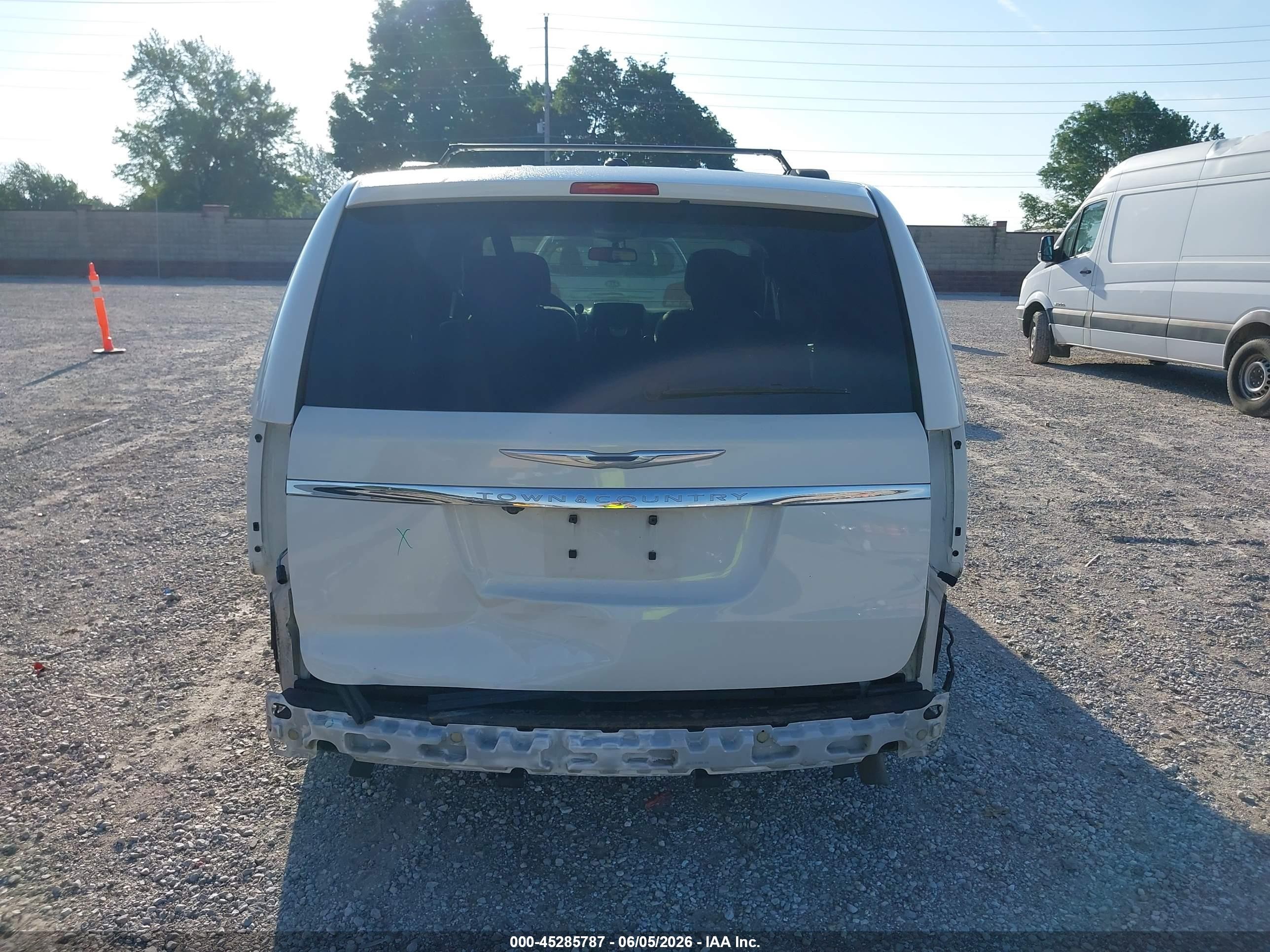 2011 Chrysler Town & Country Touring White vin: 2A4RR5DG1BR682049