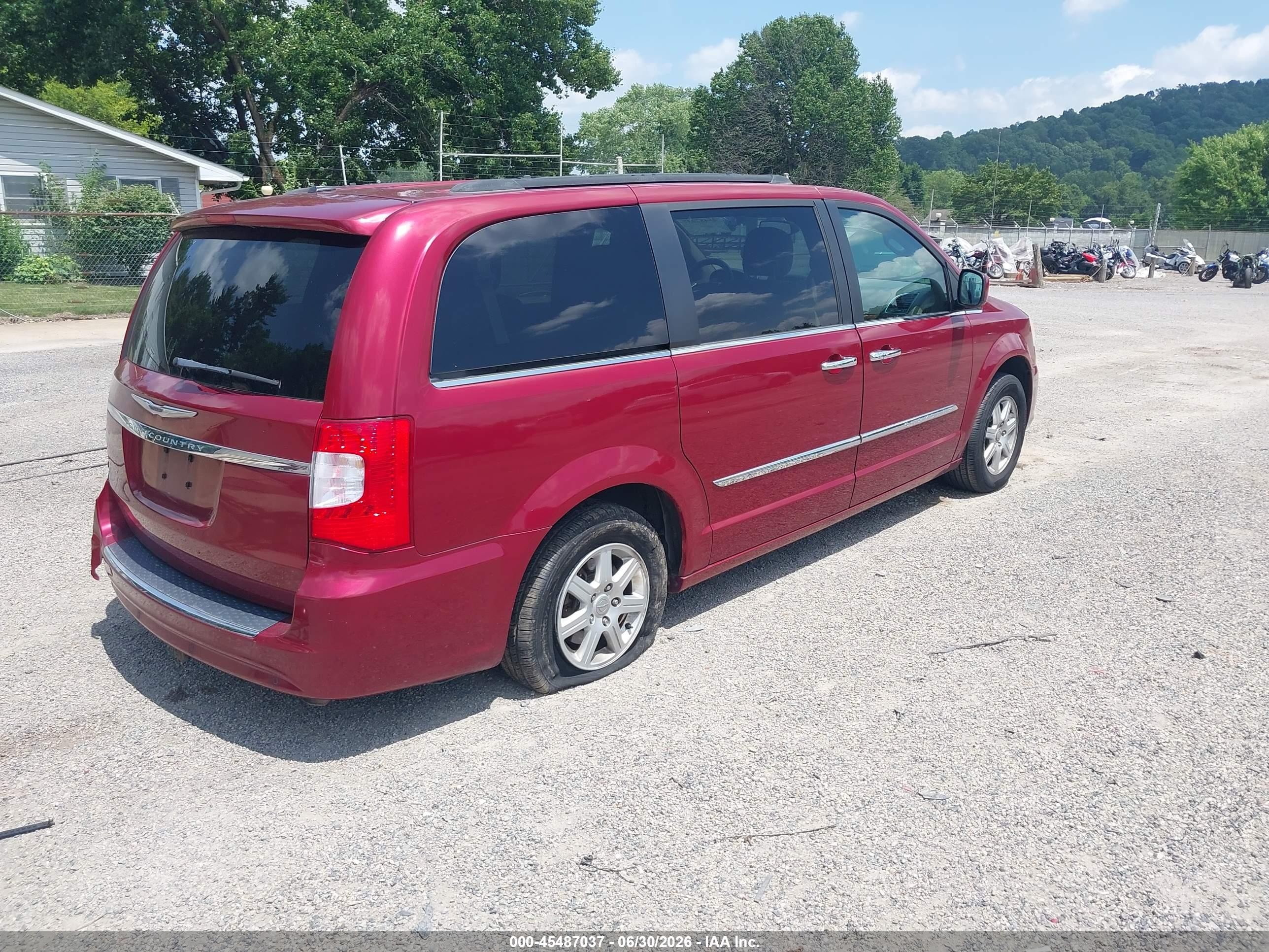 2011 Chrysler Town & Country Touring Maroon vin: 2A4RR5DG1BR682083