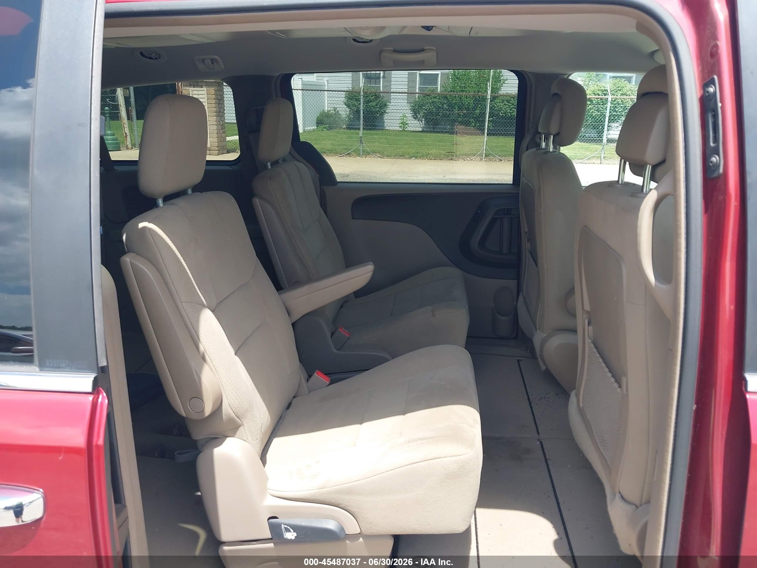 2011 Chrysler Town & Country Touring Maroon vin: 2A4RR5DG1BR682083