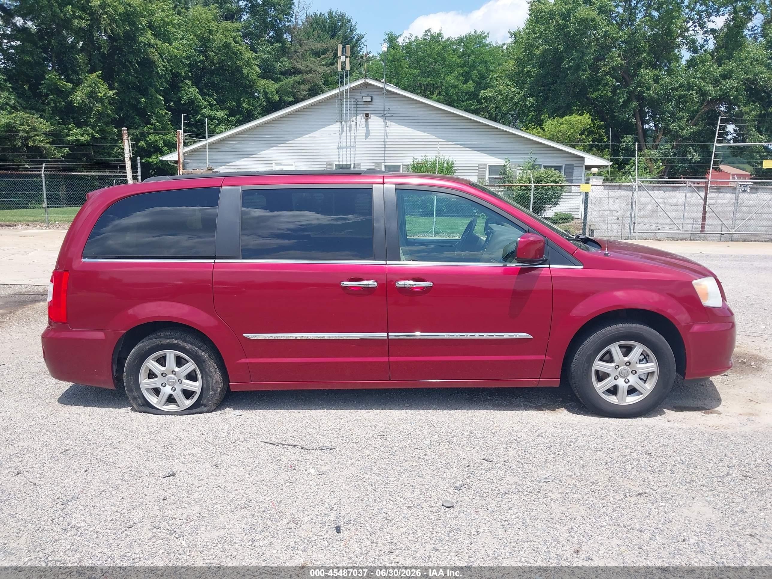 2011 Chrysler Town & Country Touring Maroon vin: 2A4RR5DG1BR682083