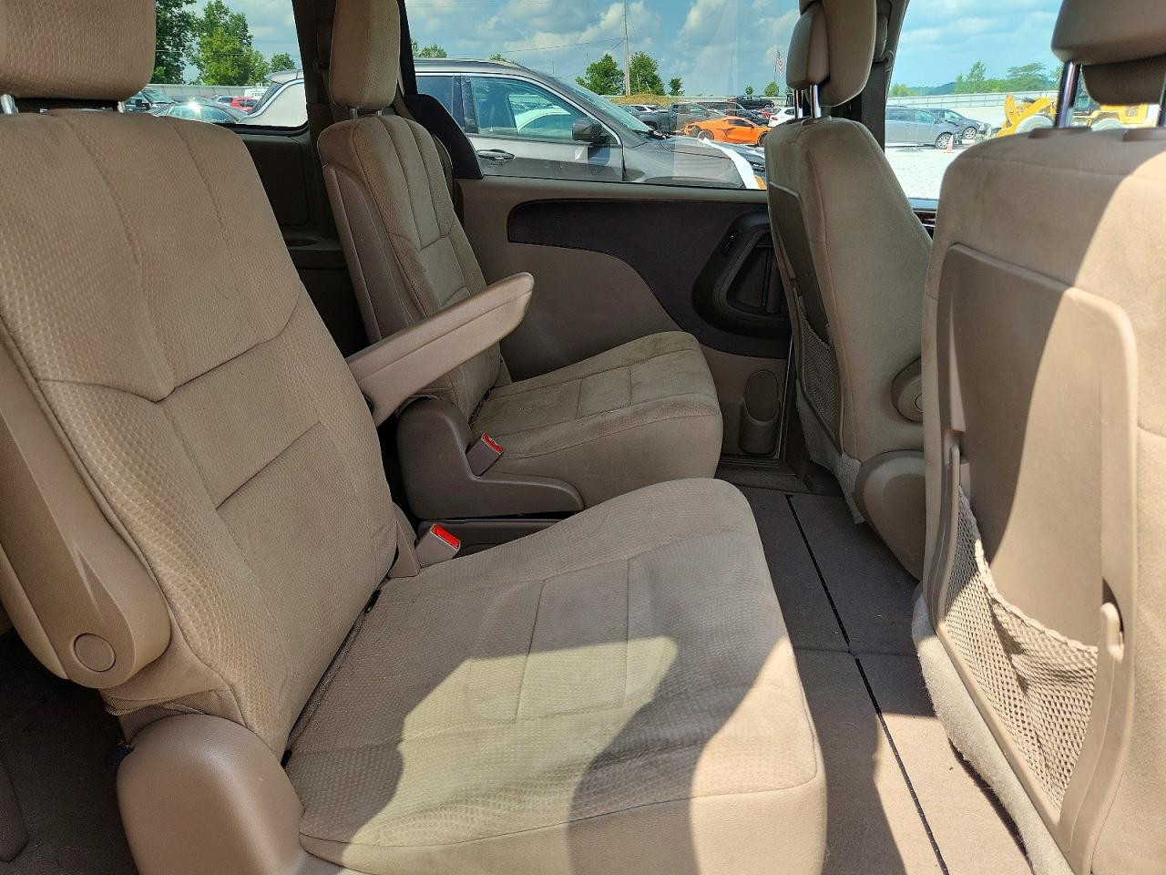 2011 Chrysler Town & Country Touring Beige vin: 2A4RR5DG1BR714028