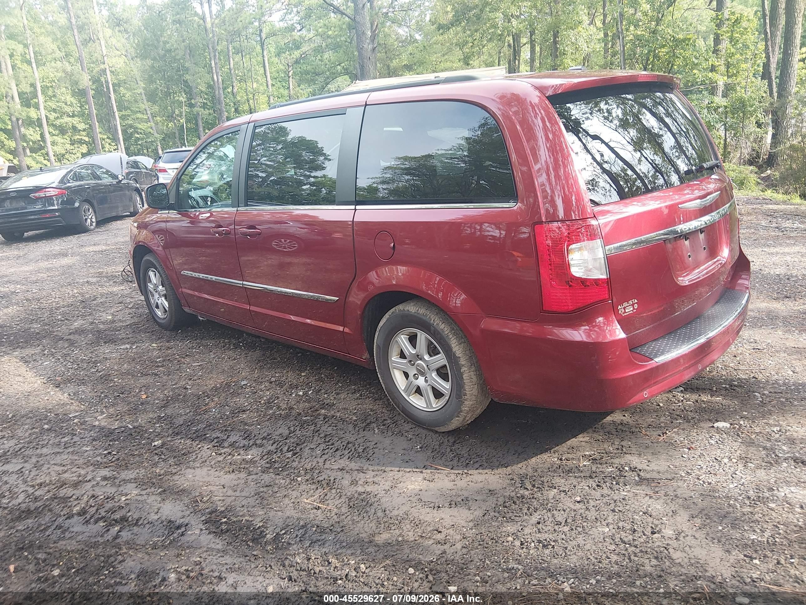 2011 Chrysler Town & Country Touring Red vin: 2A4RR5DG1BR716457