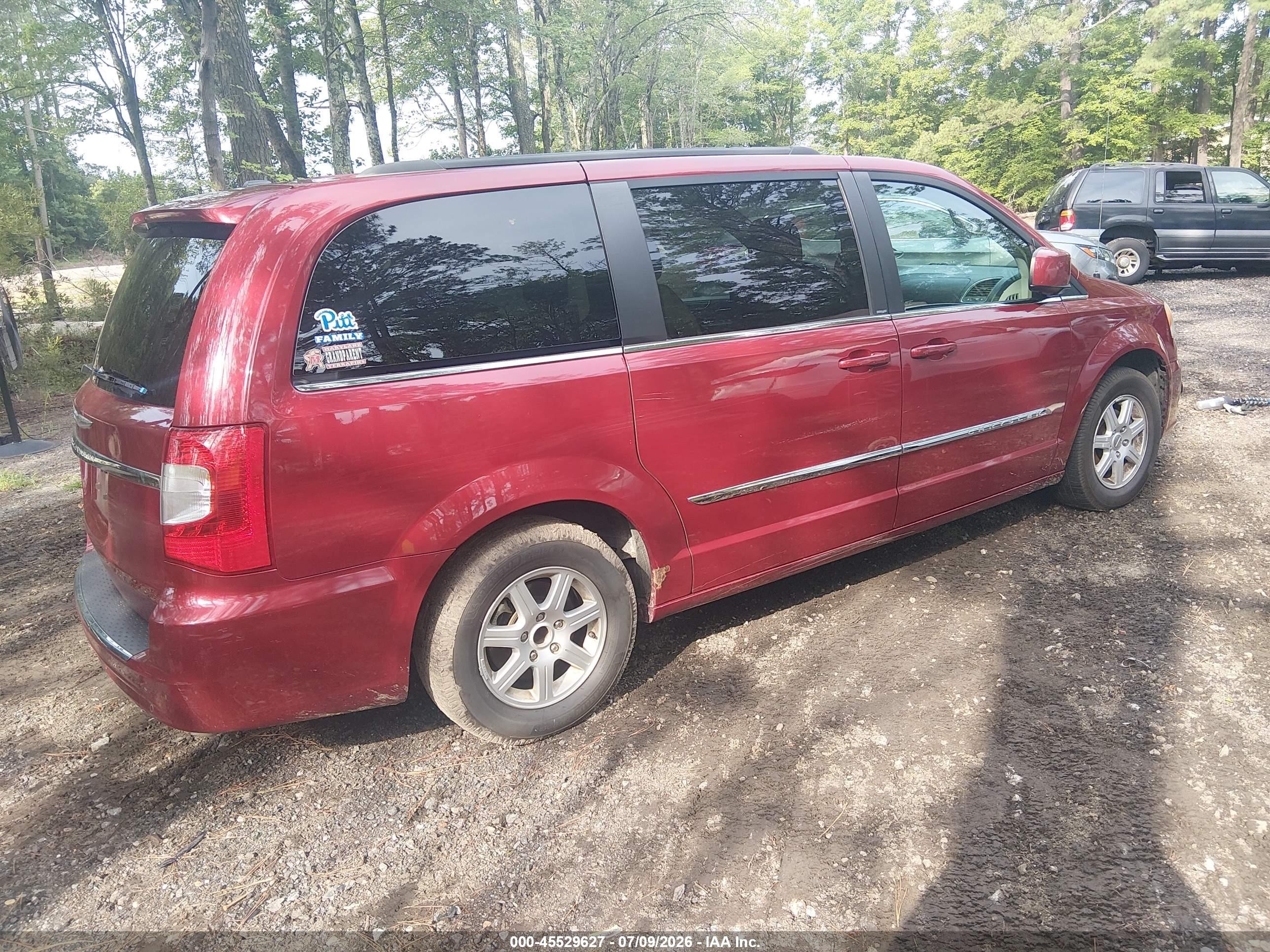 2011 Chrysler Town & Country Touring Red vin: 2A4RR5DG1BR716457