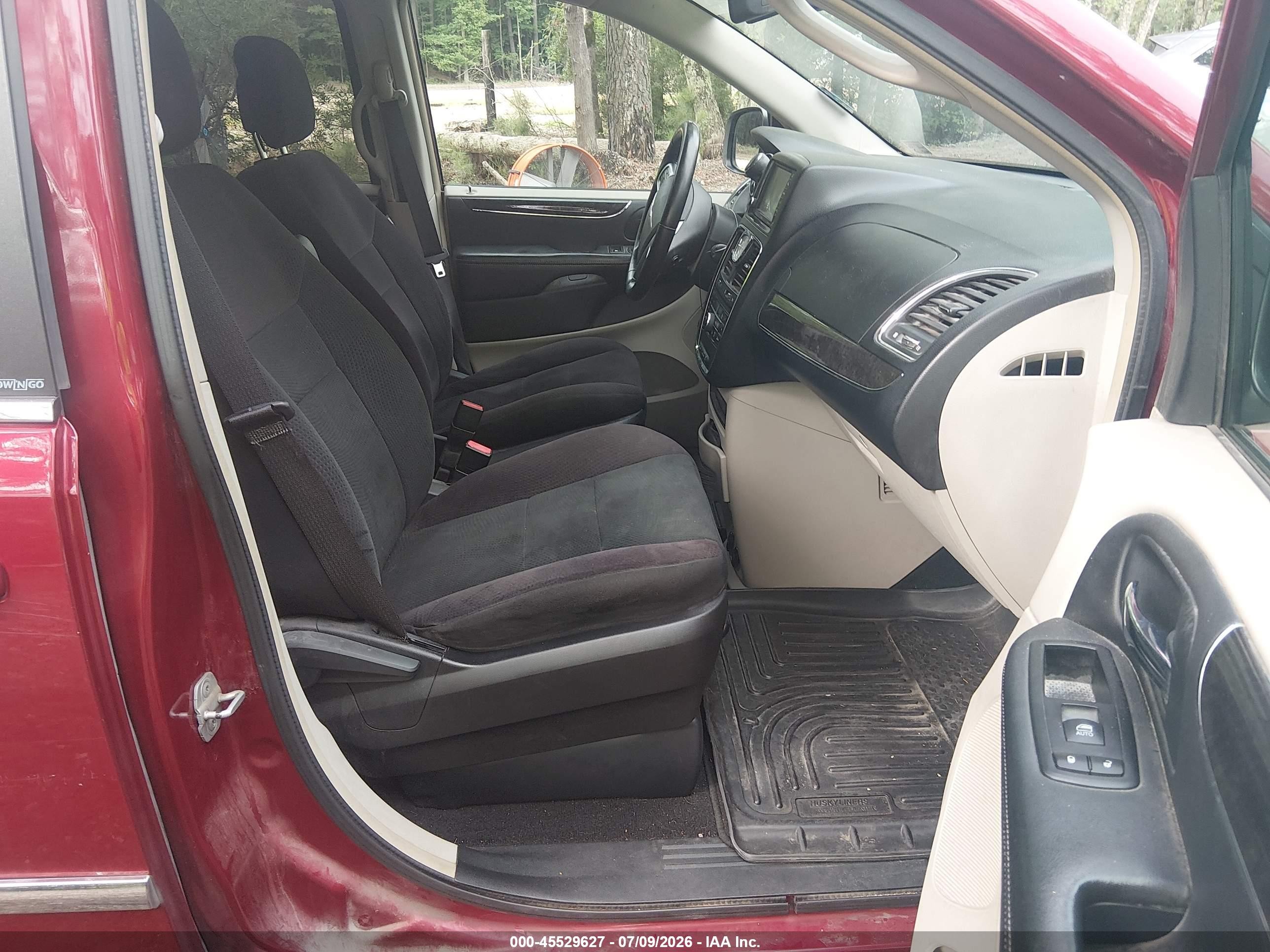 2011 Chrysler Town & Country Touring Red vin: 2A4RR5DG1BR716457