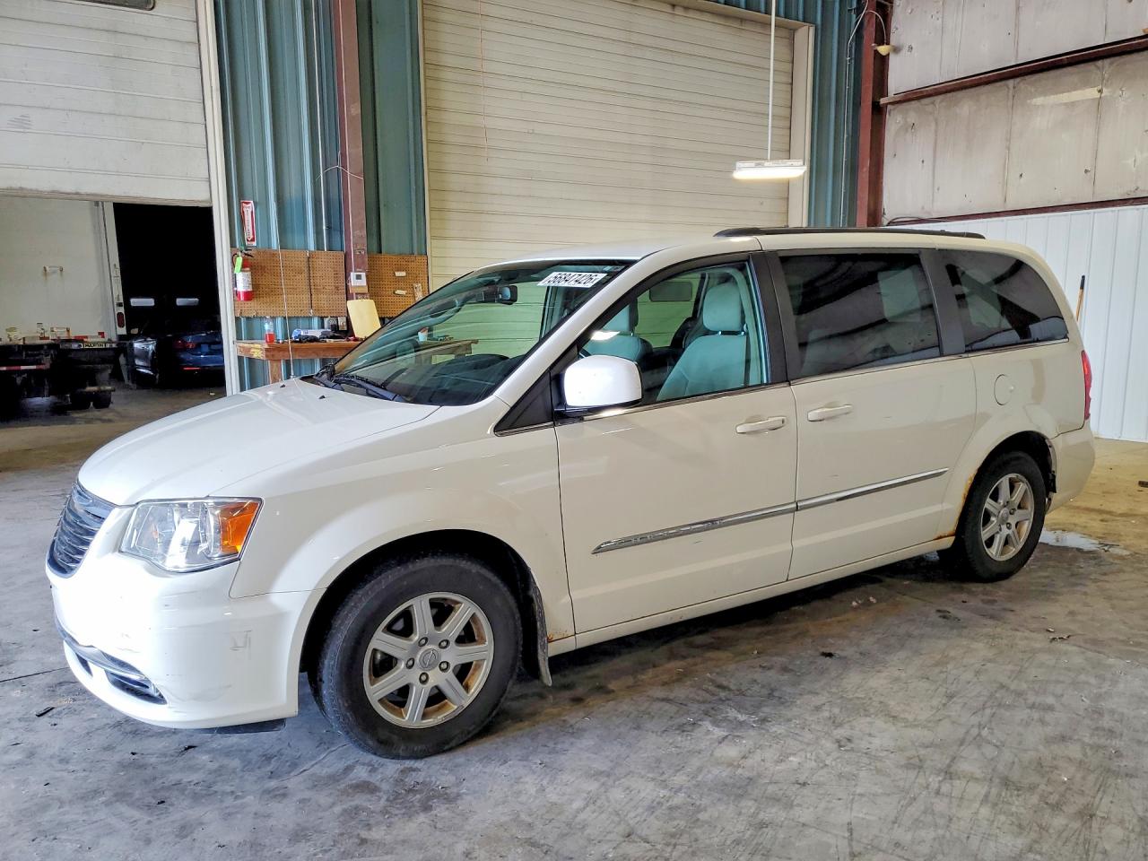 2011 Chrysler Town & Country Touring White vin: 2A4RR5DG1BR720055