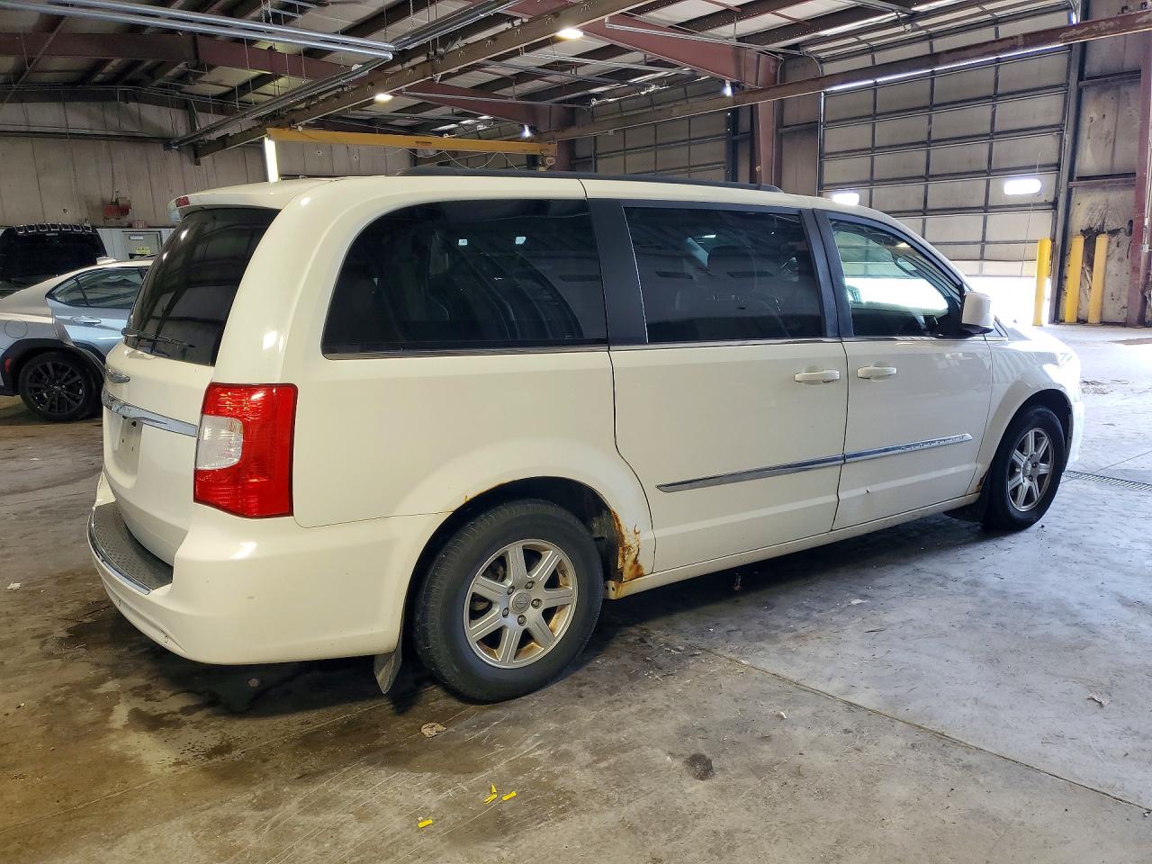 2011 Chrysler Town & Country Touring White vin: 2A4RR5DG1BR720055