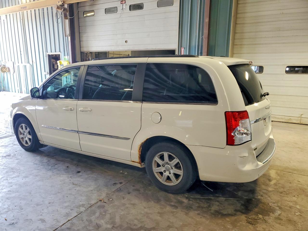 2011 Chrysler Town & Country Touring White vin: 2A4RR5DG1BR720055