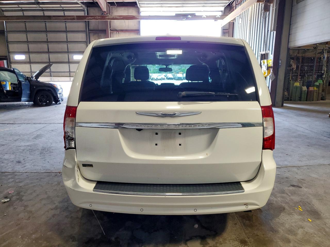 2011 Chrysler Town & Country Touring White vin: 2A4RR5DG1BR720055