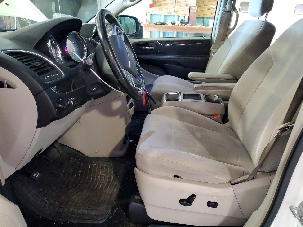 2011 Chrysler Town & Country Touring White vin: 2A4RR5DG1BR720055