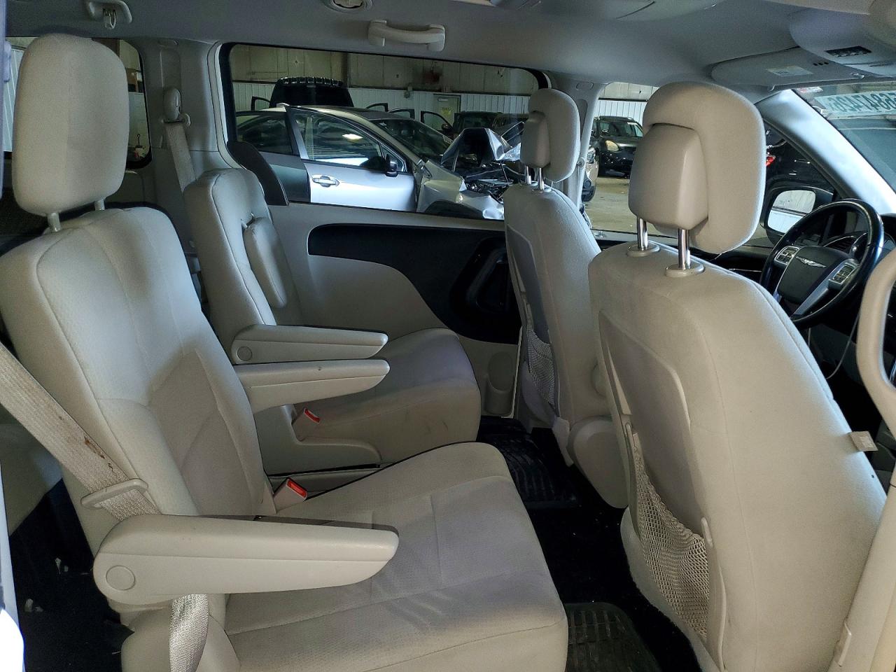 2011 Chrysler Town & Country Touring White vin: 2A4RR5DG1BR720055