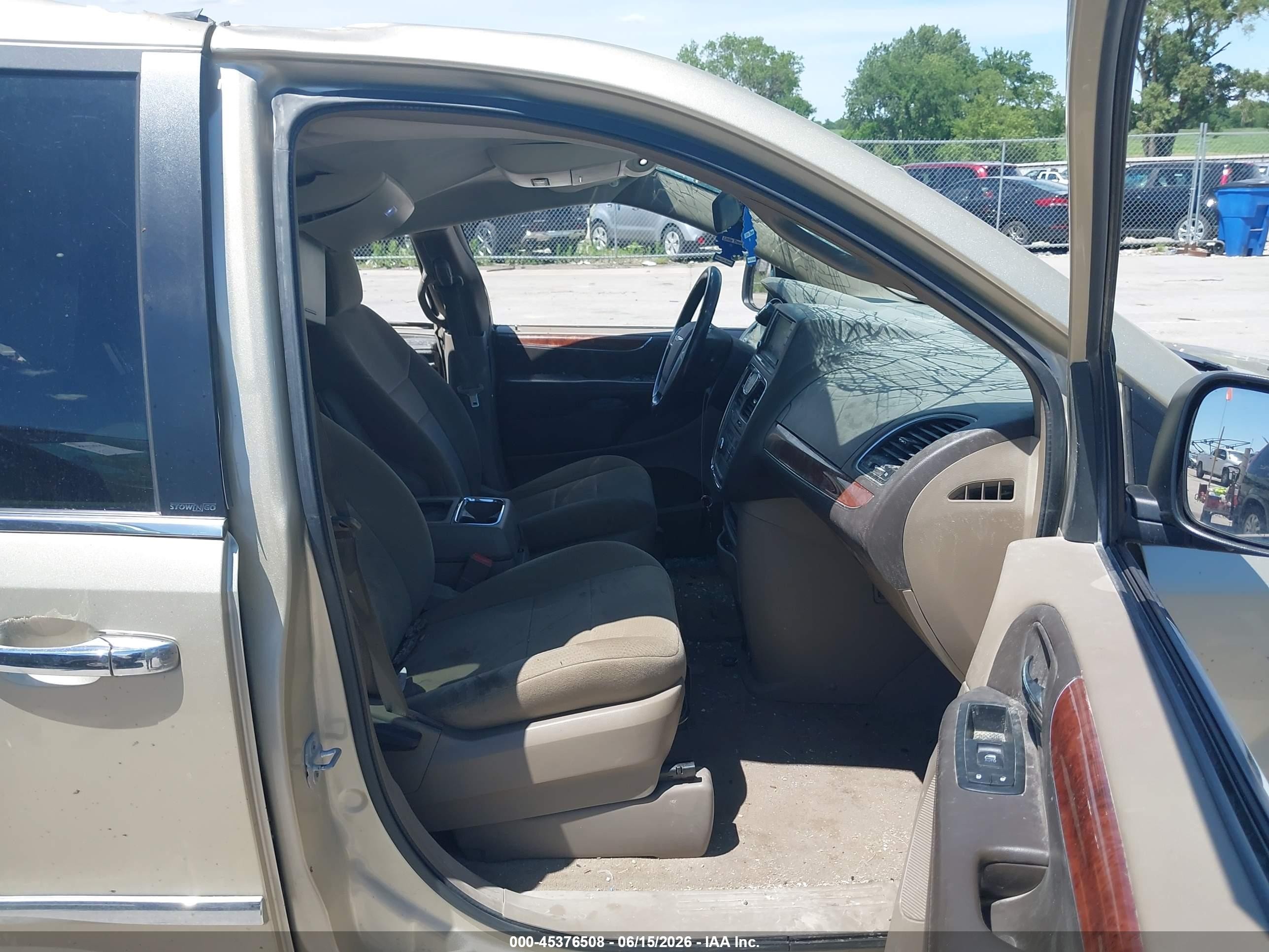 2011 Chrysler Town & Country Touring Gold vin: 2A4RR5DG1BR798772