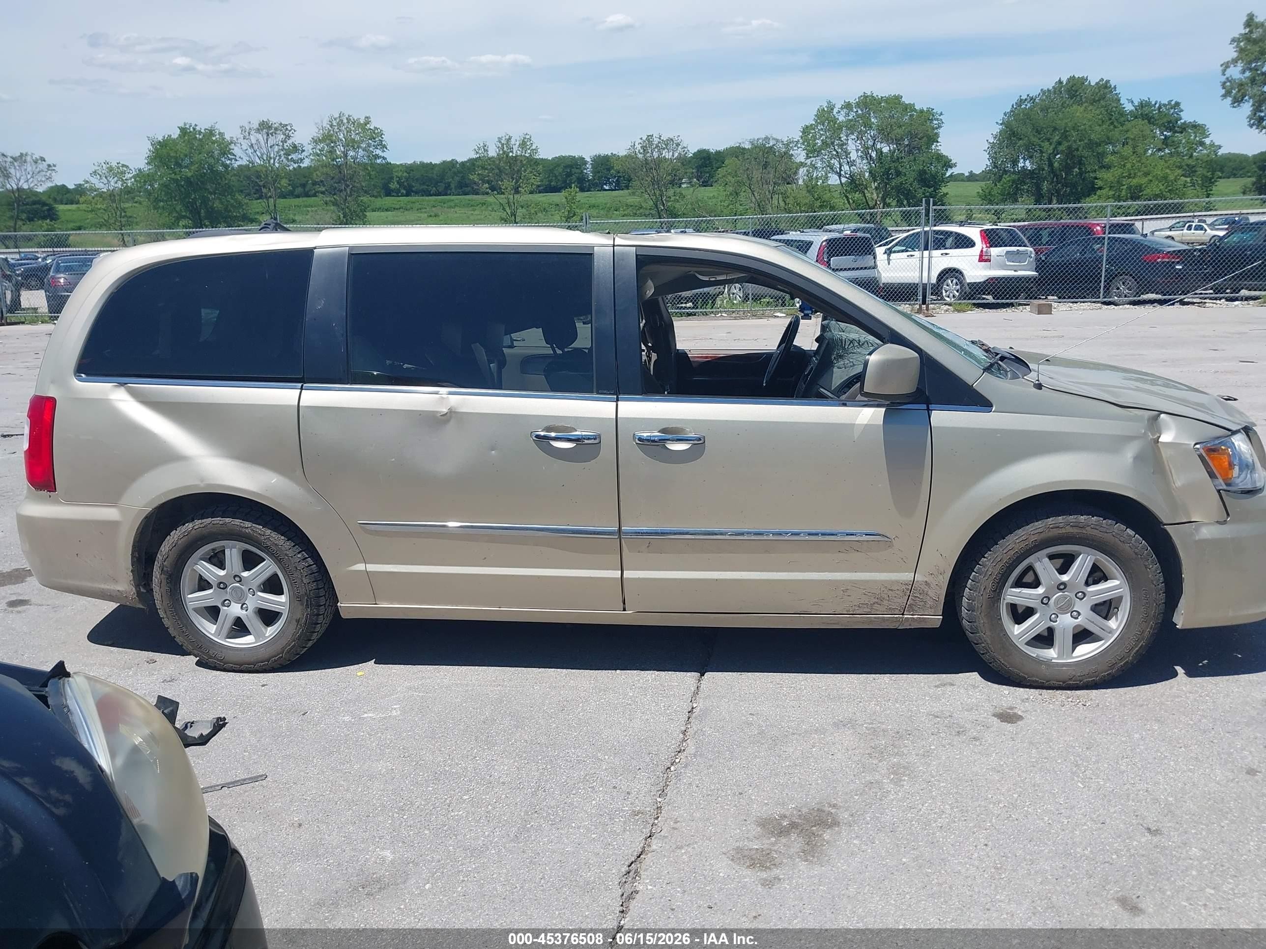 2011 Chrysler Town & Country Touring Gold vin: 2A4RR5DG1BR798772