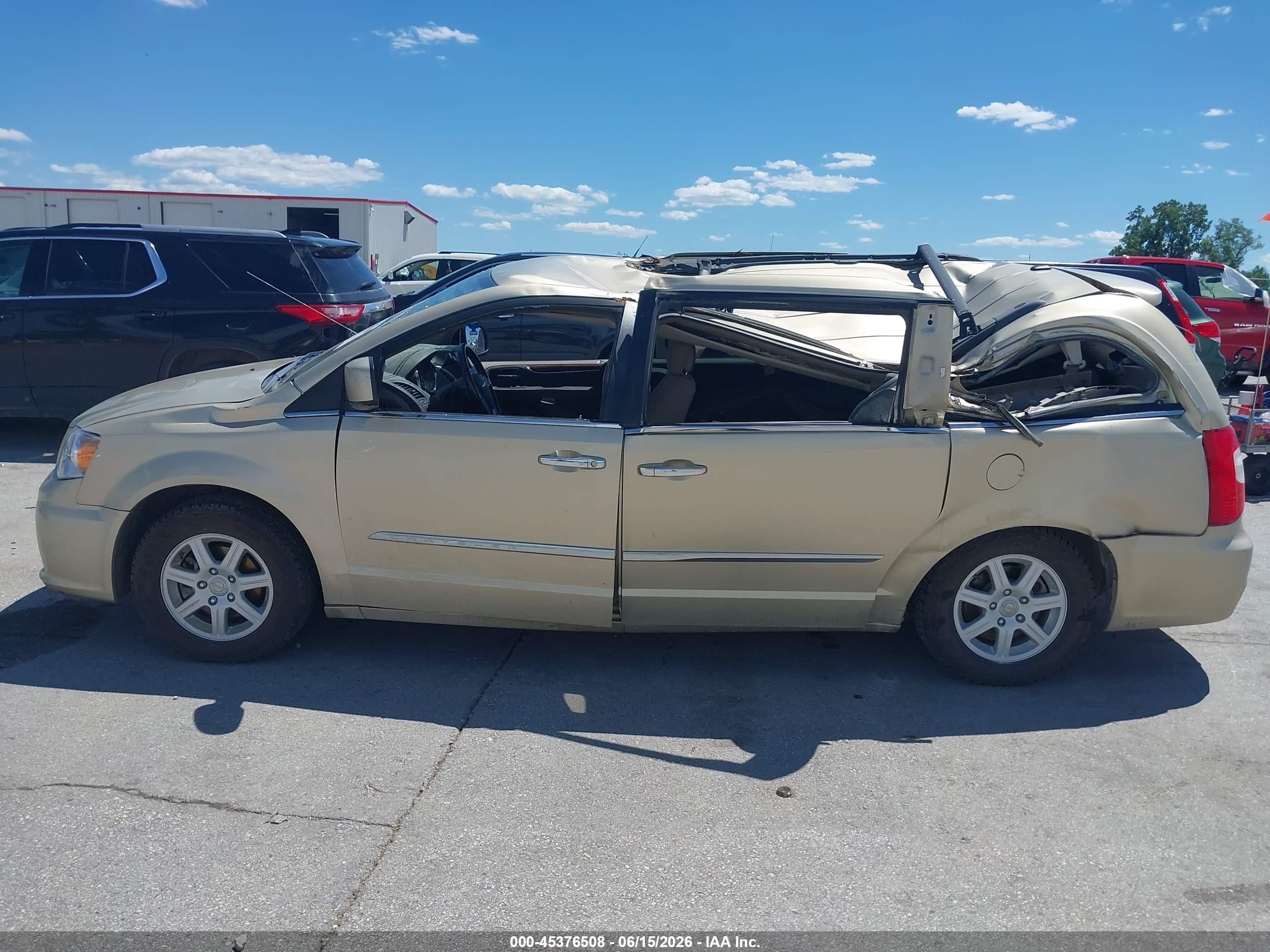 2011 Chrysler Town & Country Touring Gold vin: 2A4RR5DG1BR798772