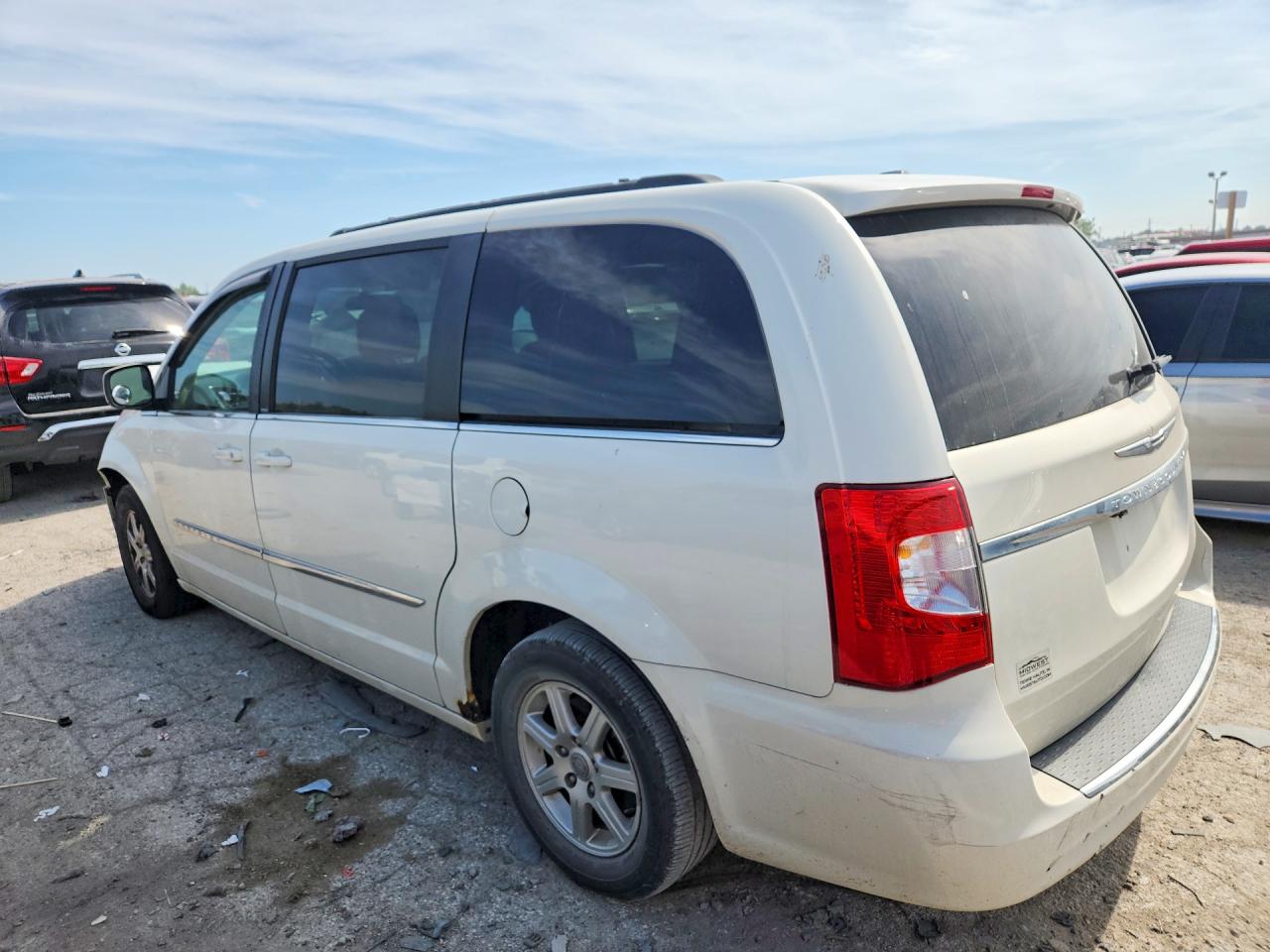 2011 Chrysler Town & Country Touring White vin: 2A4RR5DG2BR611376