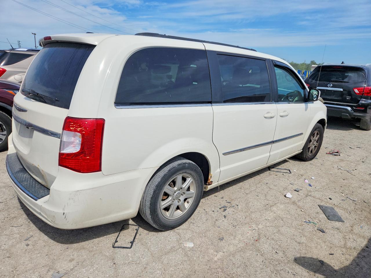 2011 Chrysler Town & Country Touring White vin: 2A4RR5DG2BR611376