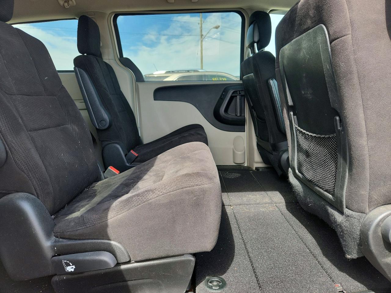 2011 Chrysler Town & Country Touring White vin: 2A4RR5DG2BR611376