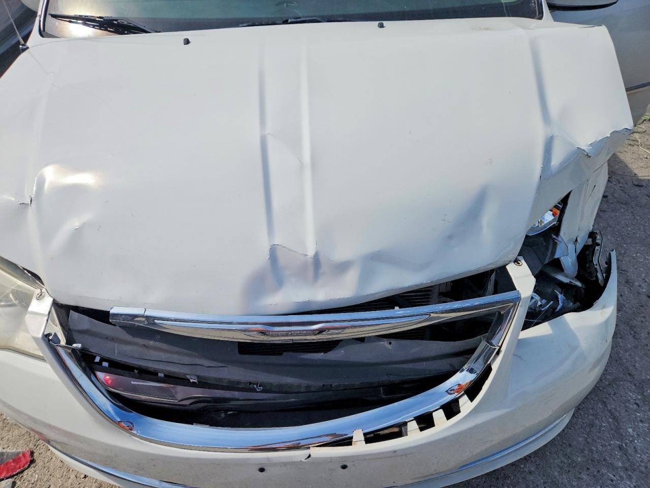 2011 Chrysler Town & Country Touring White vin: 2A4RR5DG2BR611376
