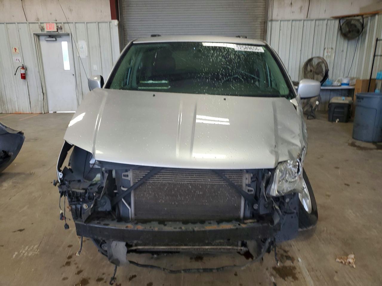 2011 Chrysler Town & Country Silver vin: 2A4RR5DG2BR701689