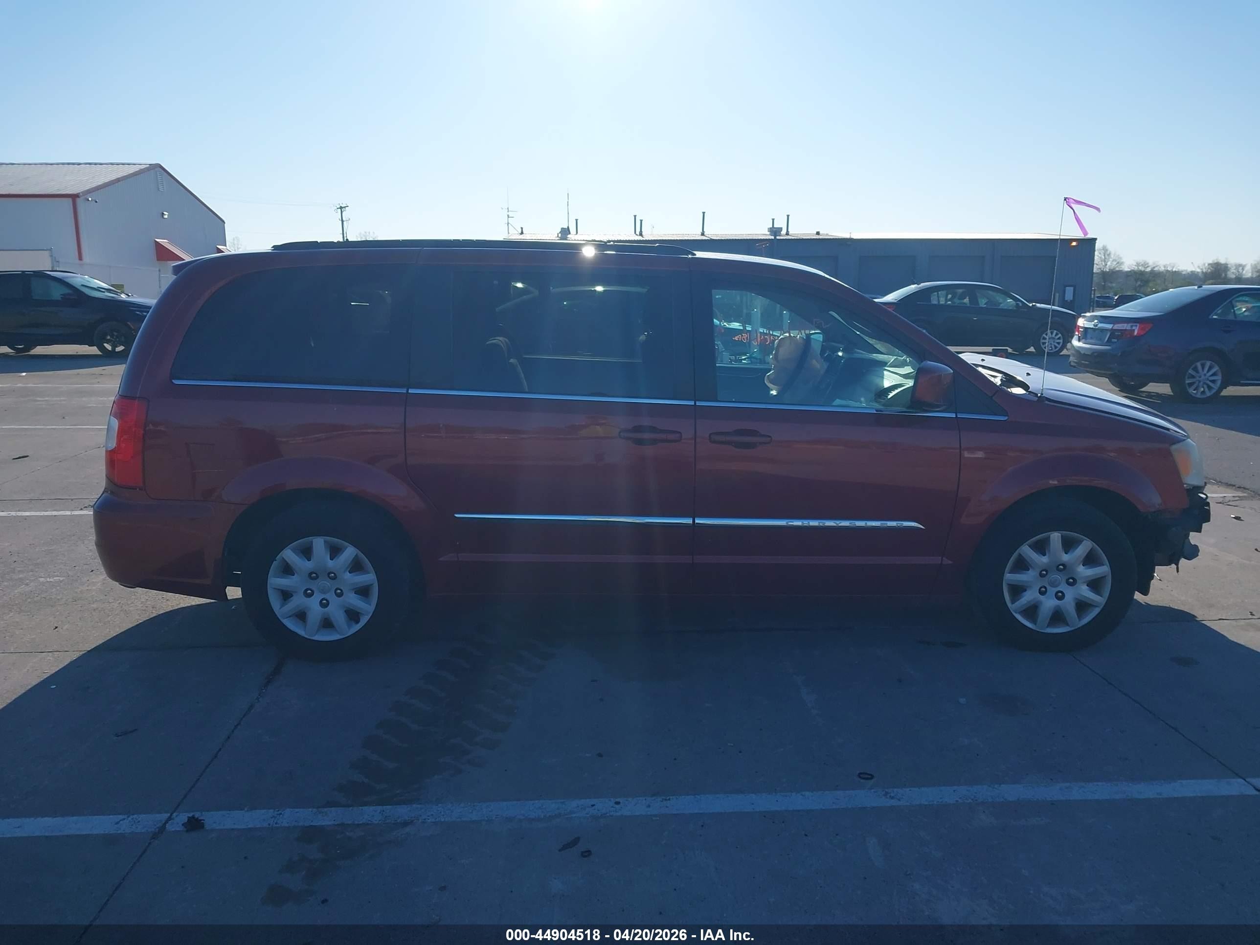 2011 Chrysler Town & Country Touring Red vin: 2A4RR5DG3BR500223