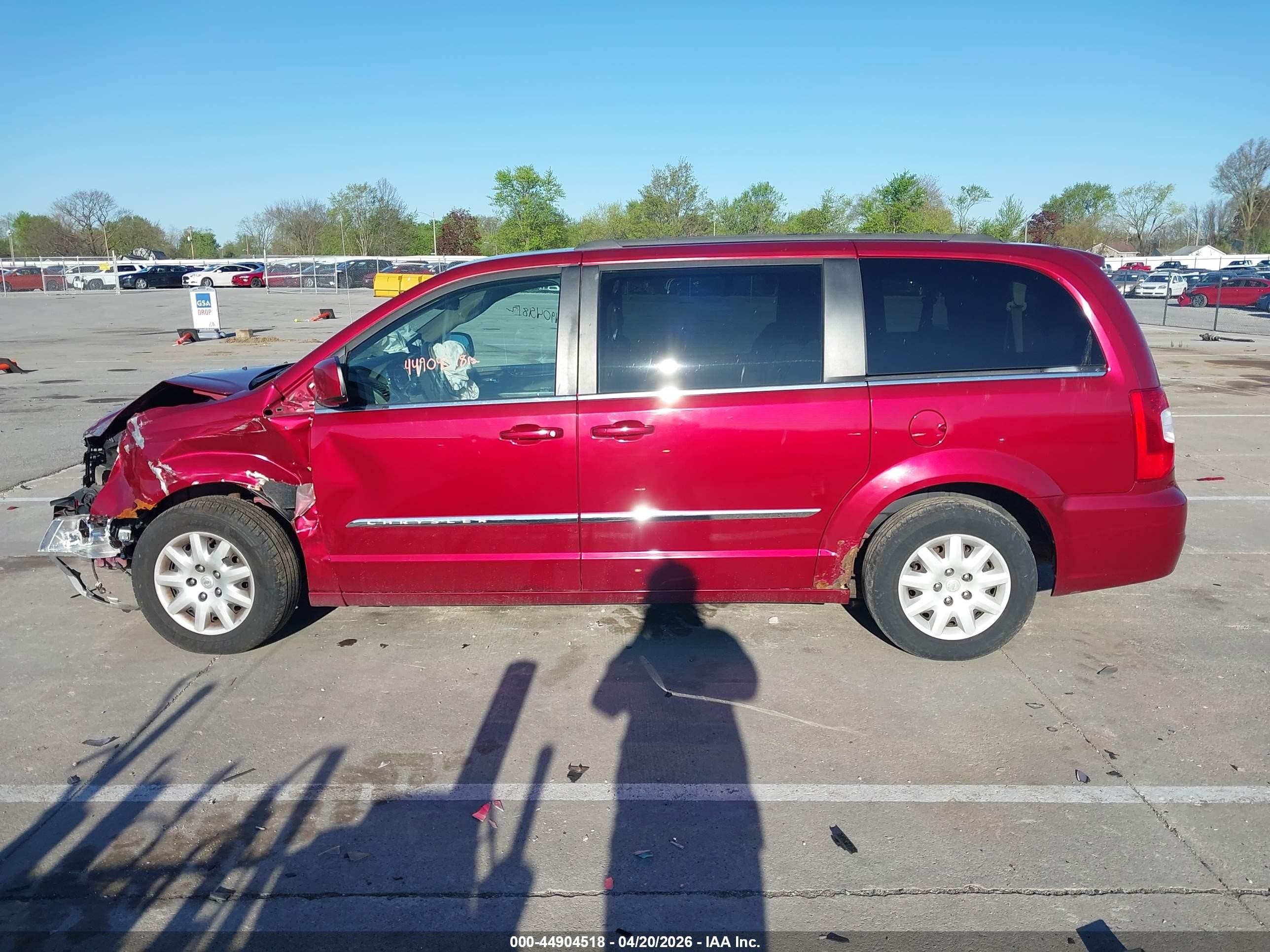 2011 Chrysler Town & Country Touring Red vin: 2A4RR5DG3BR500223