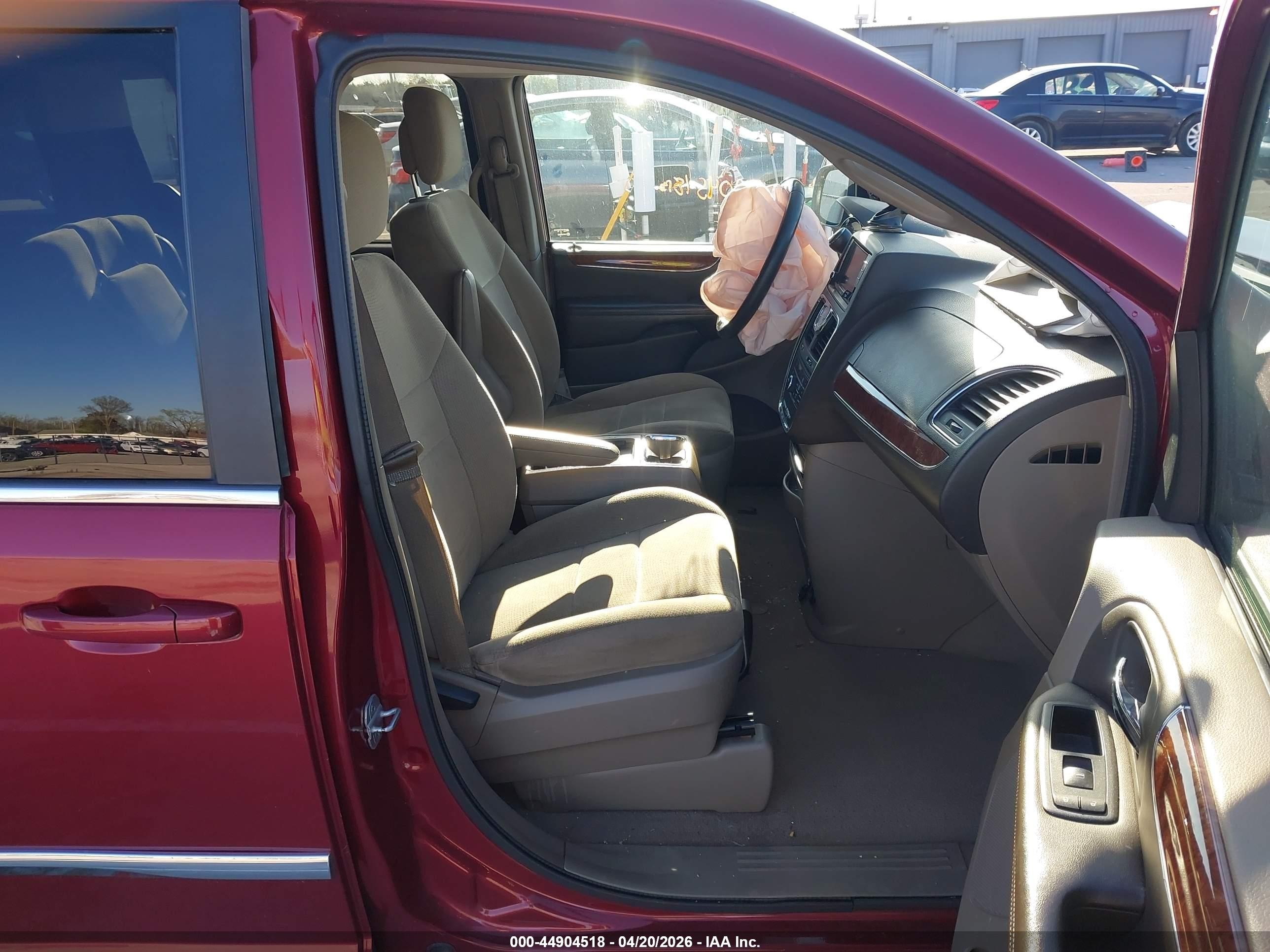 2011 Chrysler Town & Country Touring Red vin: 2A4RR5DG3BR500223