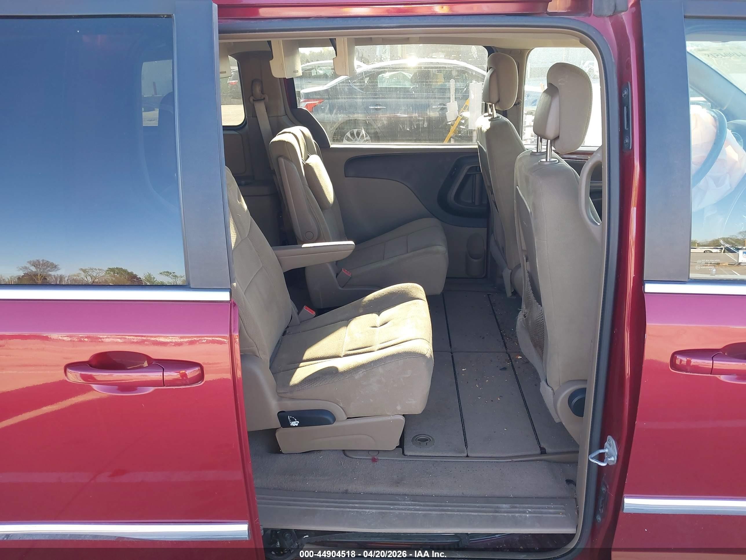 2011 Chrysler Town & Country Touring Red vin: 2A4RR5DG3BR500223