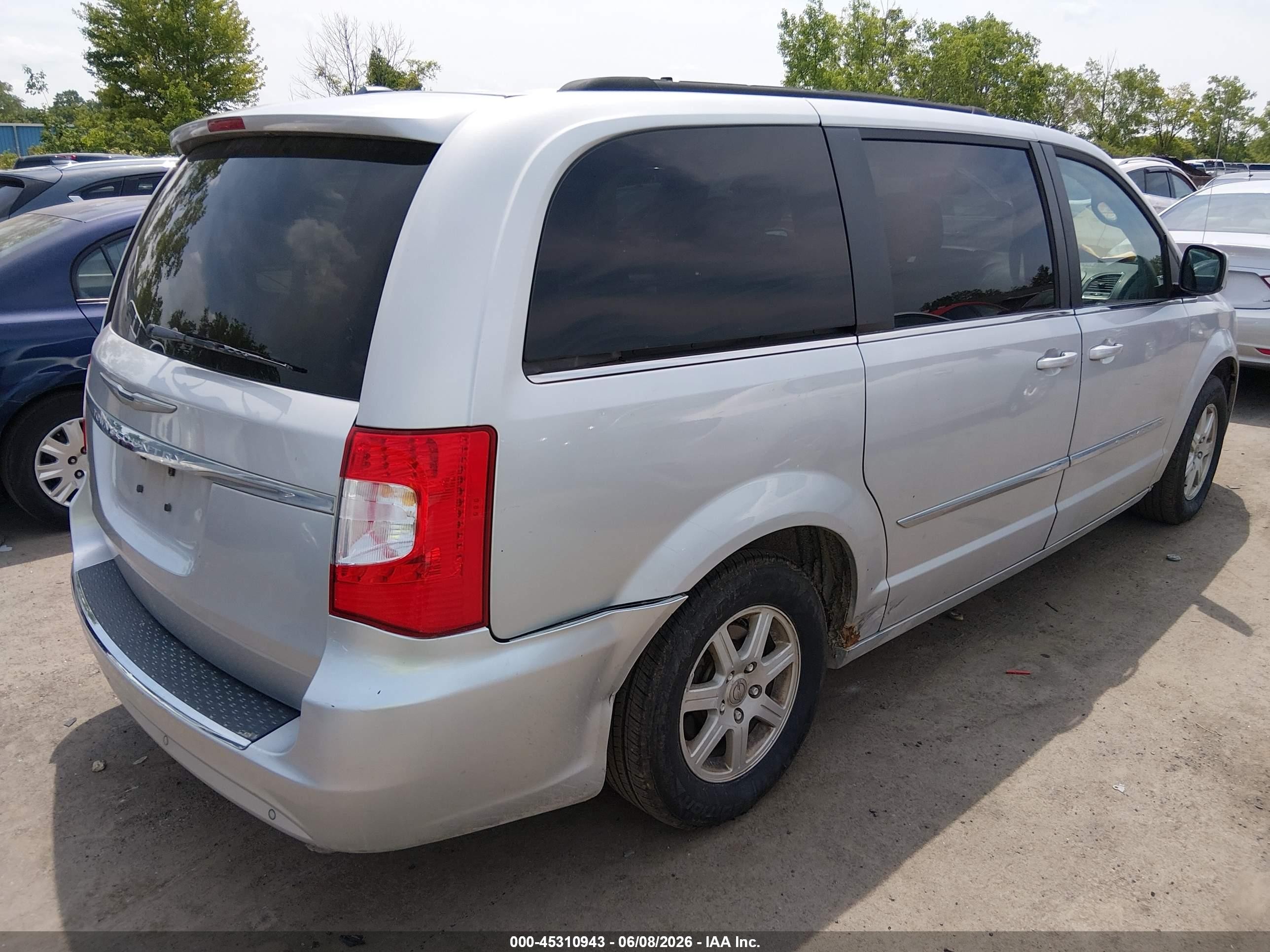 2011 Chrysler Town & Country Touring Silver vin: 2A4RR5DG3BR637260