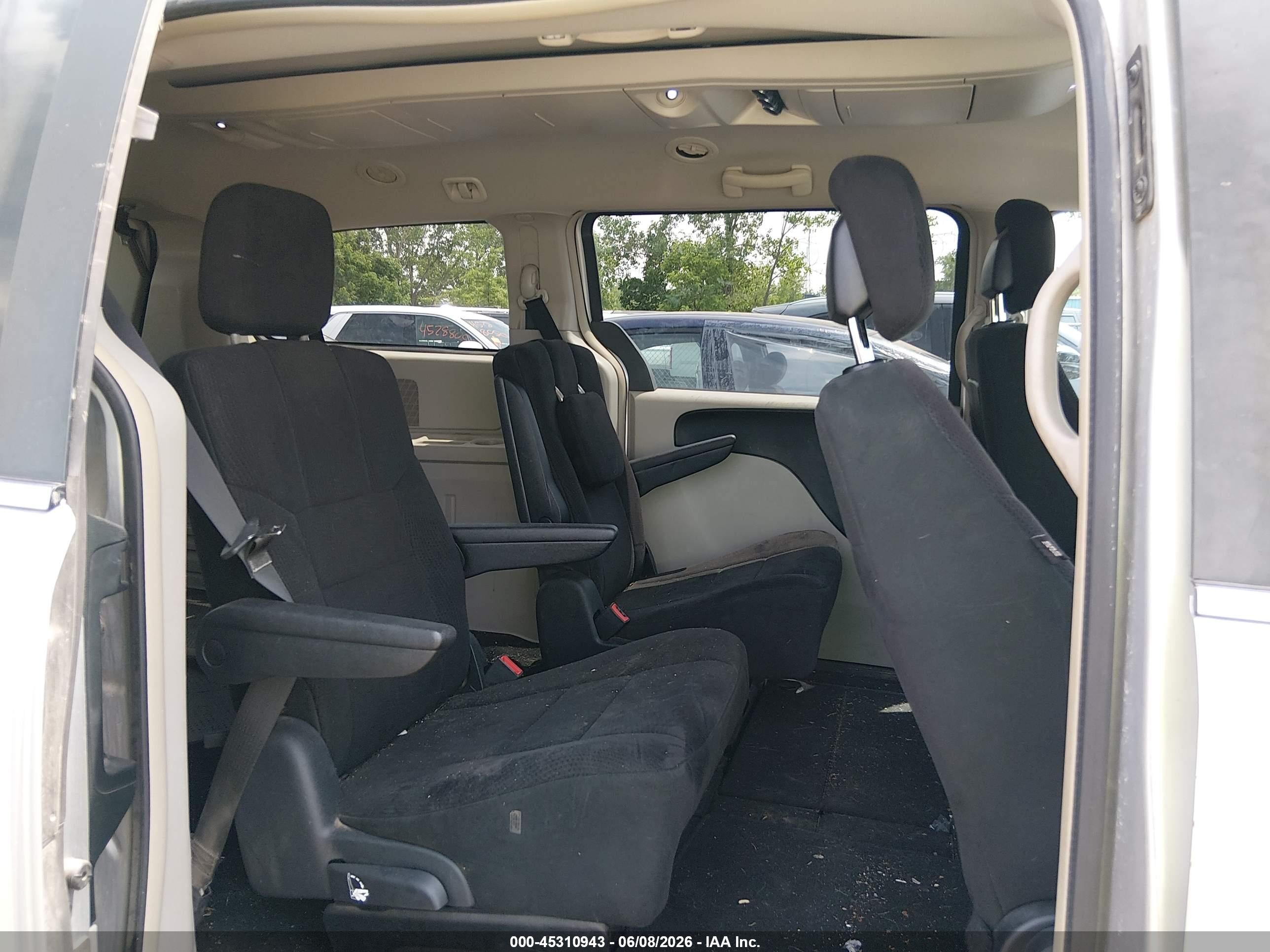 2011 Chrysler Town & Country Touring Silver vin: 2A4RR5DG3BR637260