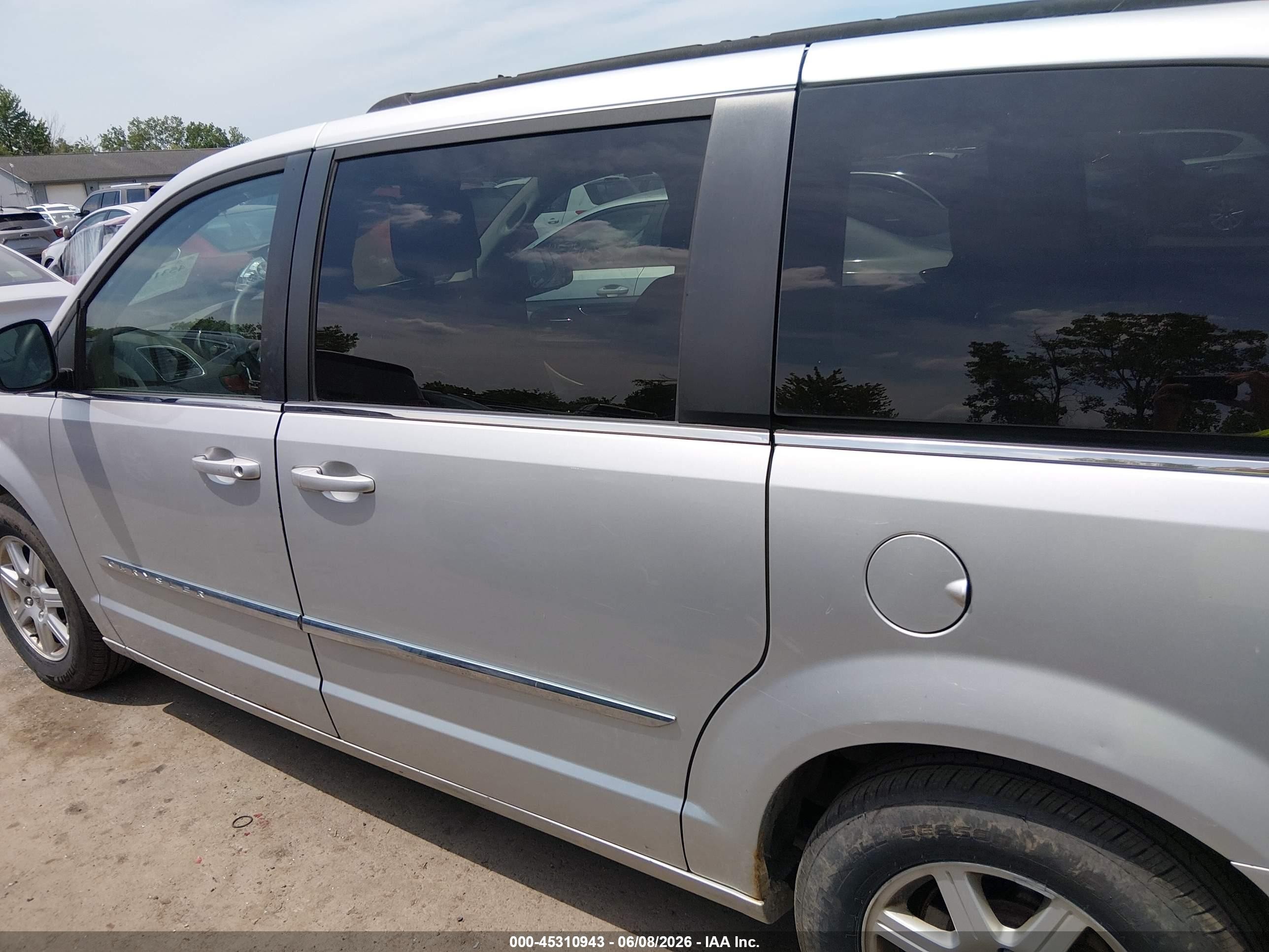 2011 Chrysler Town & Country Touring Silver vin: 2A4RR5DG3BR637260