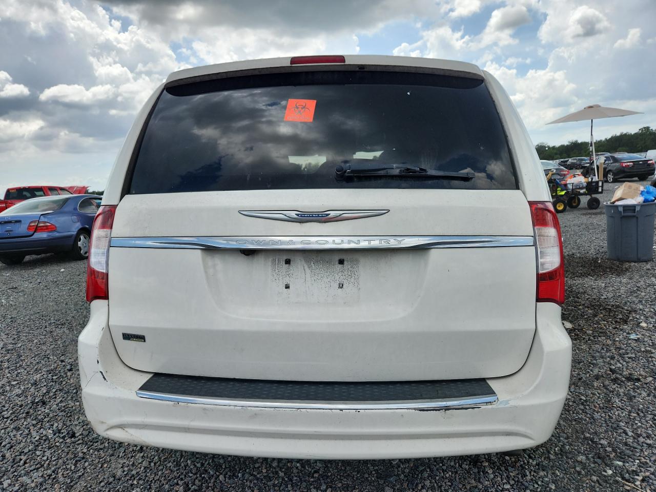 2011 Chrysler Town & Country Touring White vin: 2A4RR5DG3BR658058