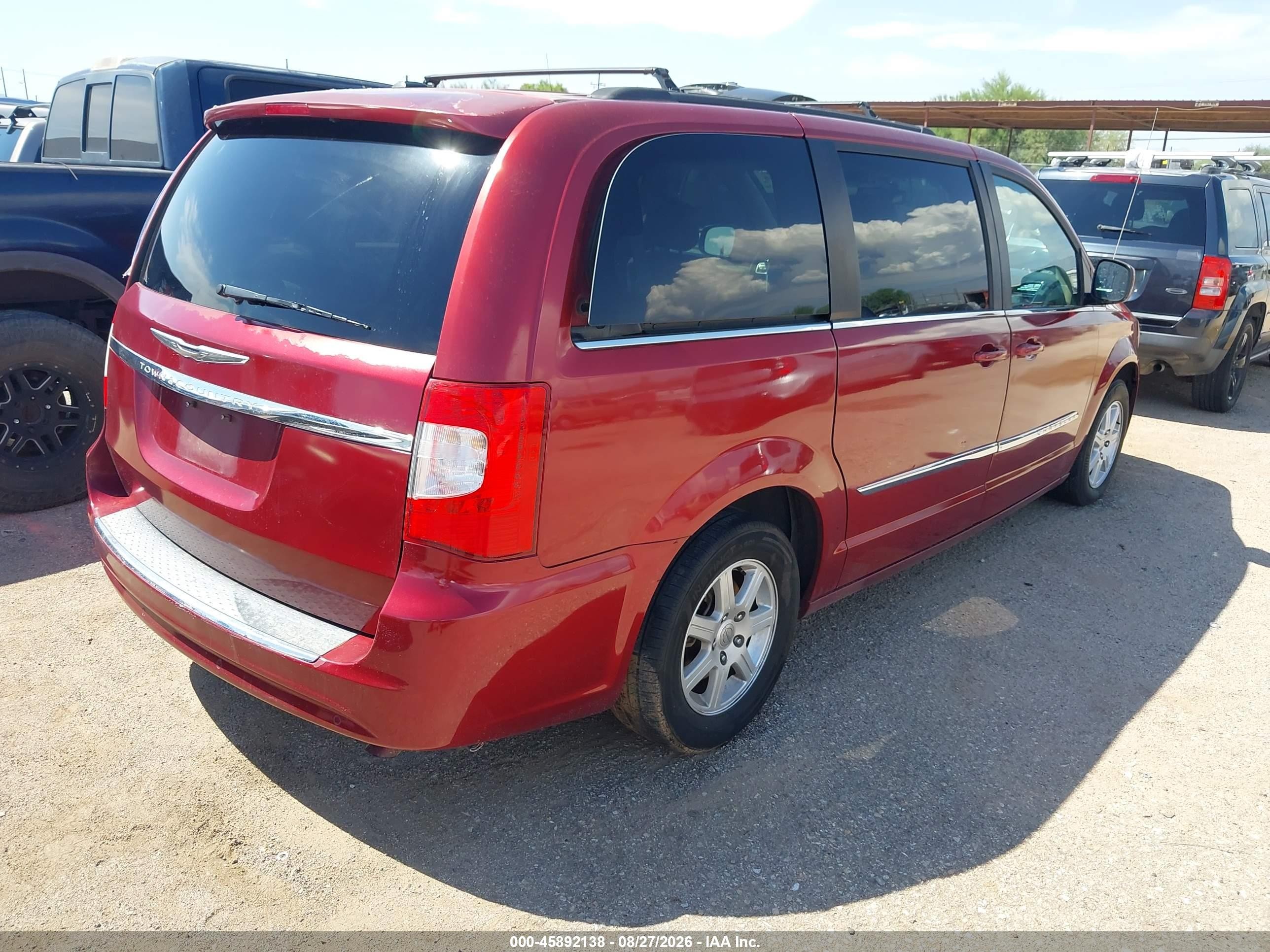 2011 Chrysler Town & Country Touring Red vin: 2A4RR5DG3BR675779