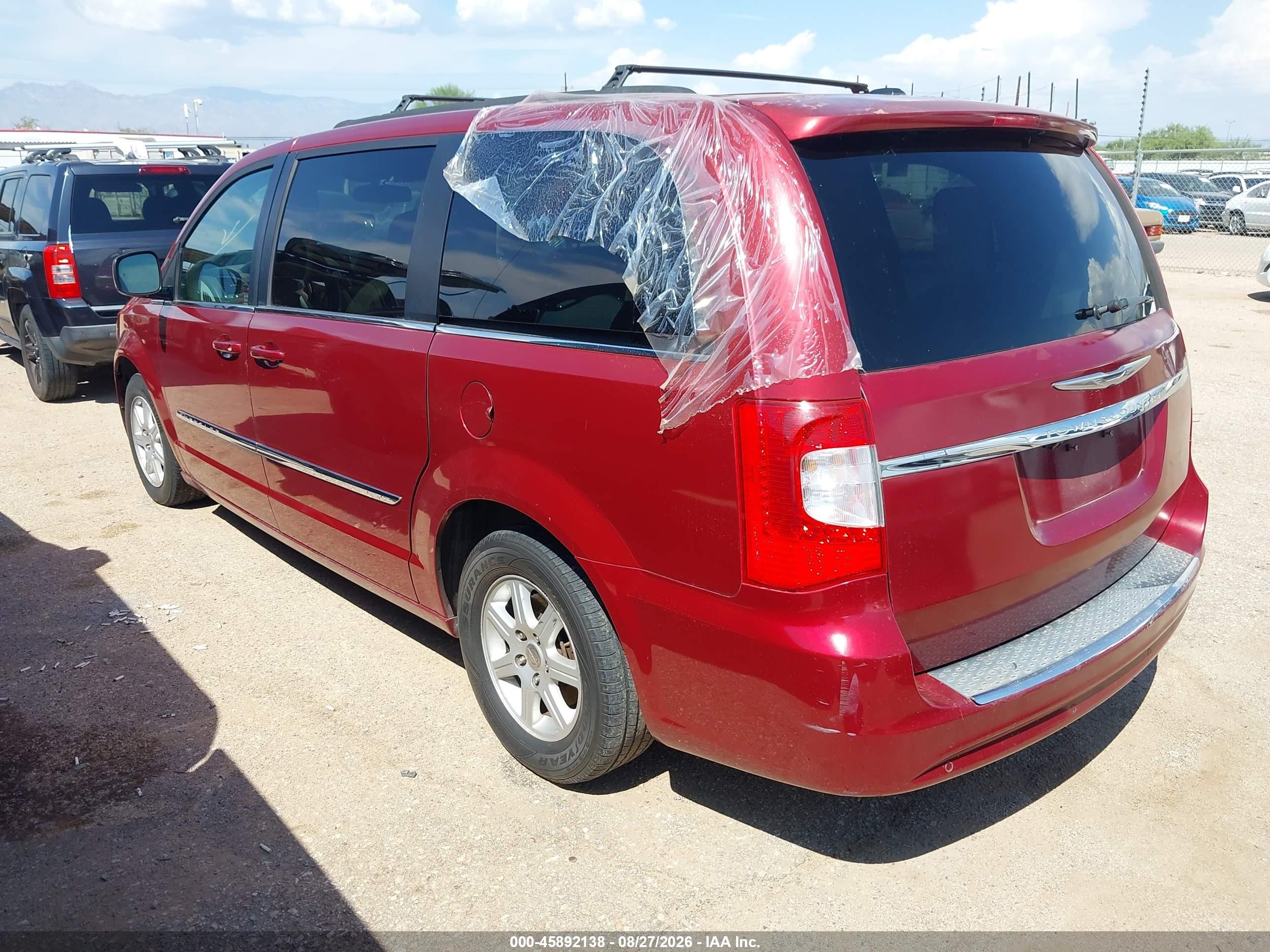 2011 Chrysler Town & Country Touring Red vin: 2A4RR5DG3BR675779