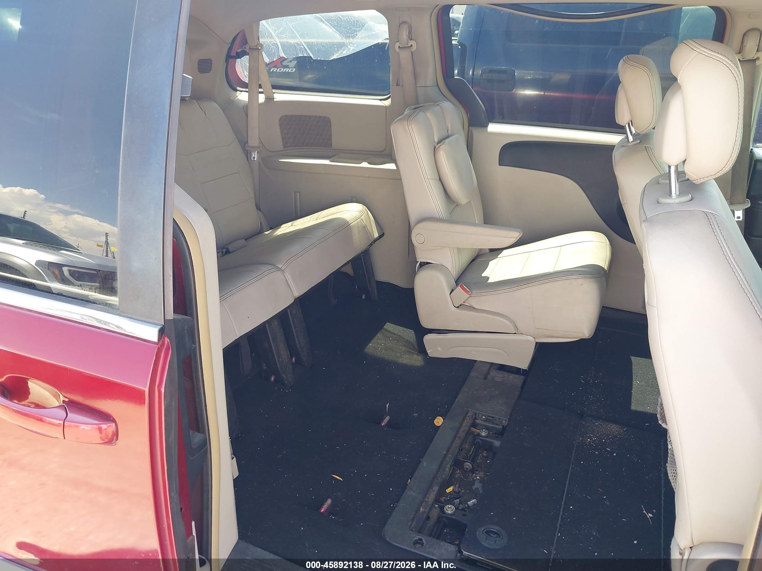 2011 Chrysler Town & Country Touring Red vin: 2A4RR5DG3BR675779