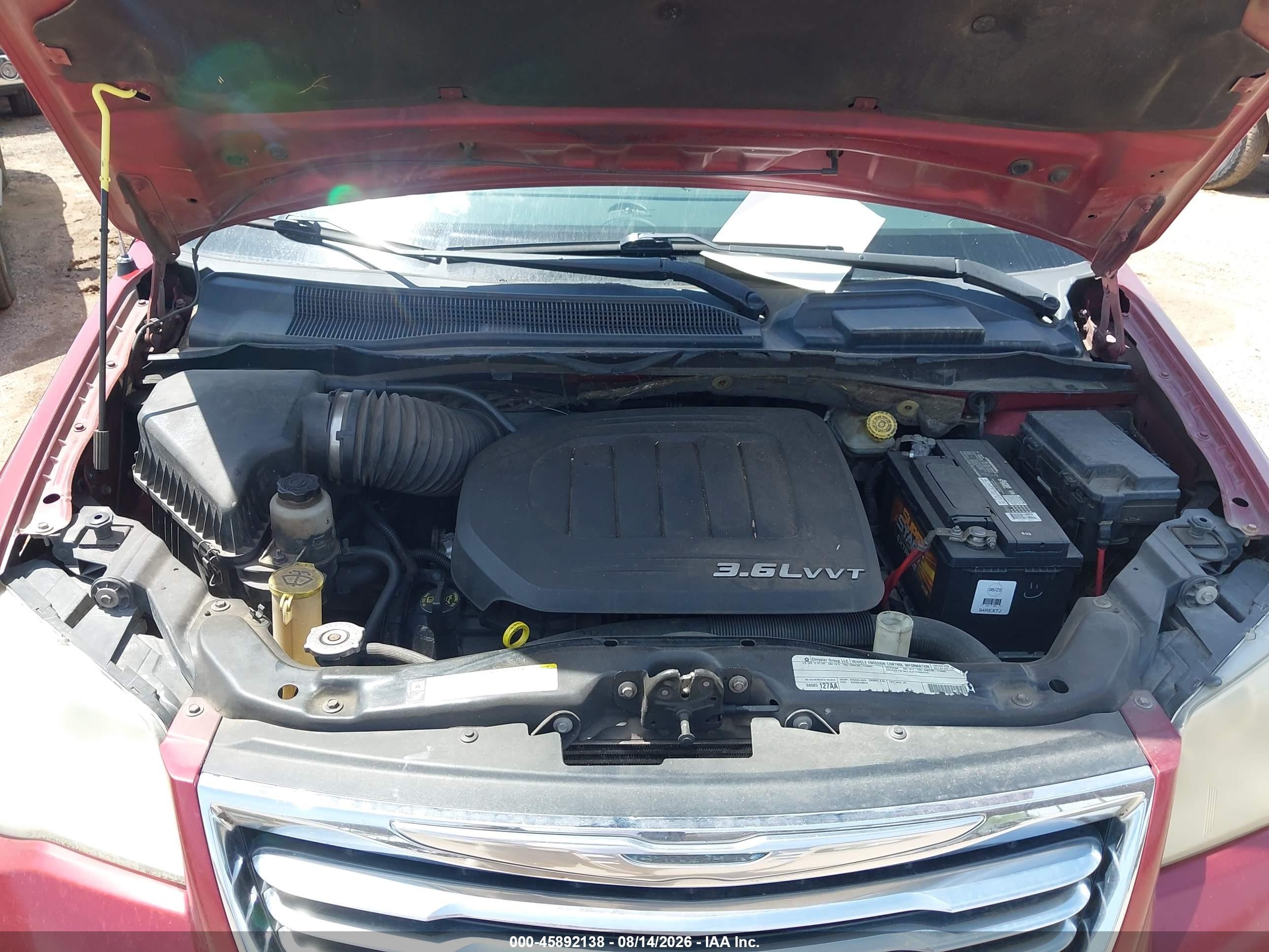 2011 Chrysler Town & Country Touring Red vin: 2A4RR5DG3BR675779