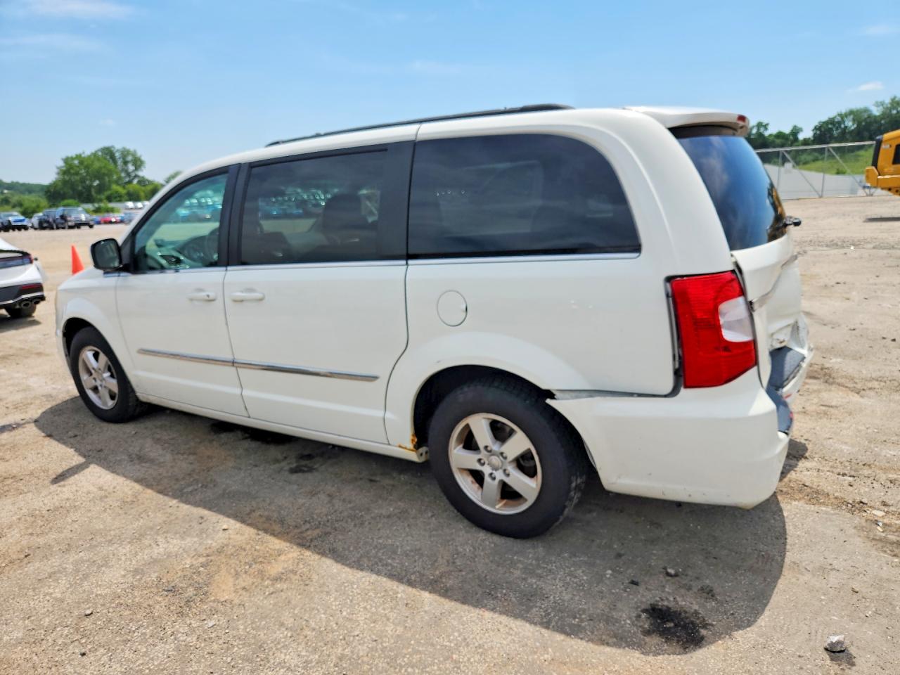 2011 Chrysler Town & Country Touring White vin: 2A4RR5DG3BR701586