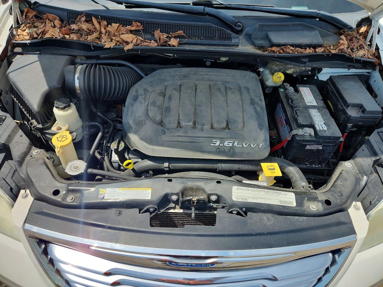 2011 Chrysler Town & Country Touring White vin: 2A4RR5DG3BR701586