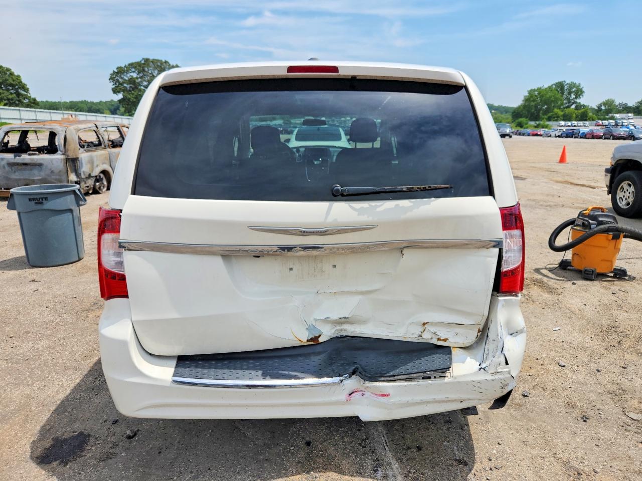 2011 Chrysler Town & Country Touring White vin: 2A4RR5DG3BR701586